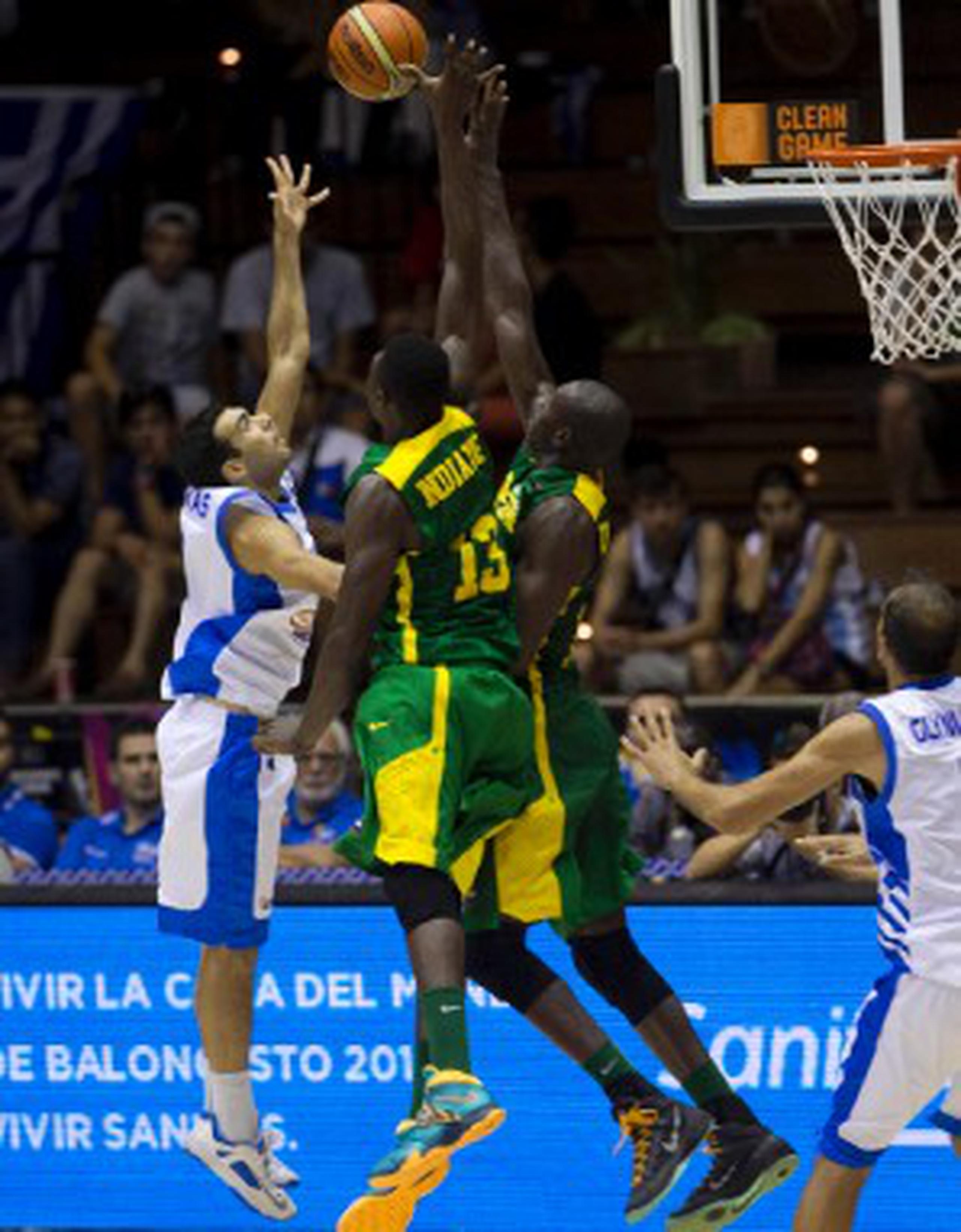 El conjunto senegalés se destaca por su juego físico y atlético tal y como demuestra esta imagen en su duelo contra Grecia. (Enviado especial / xavier. araujo@gfrmedia.com)