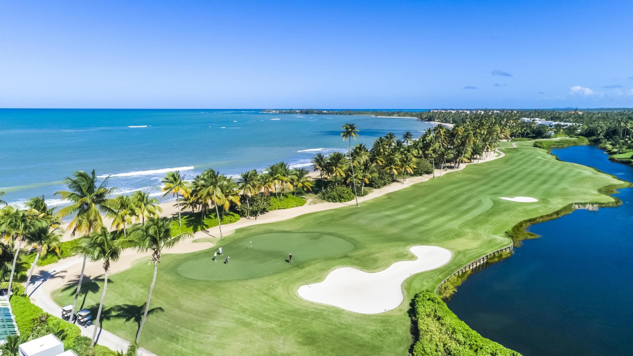 El St. Regis Bahía Beach Resort & Golf Club ubica en Río Grande. De un lado se puede ver el Oceáno Atlántico, del otro El Yunque.