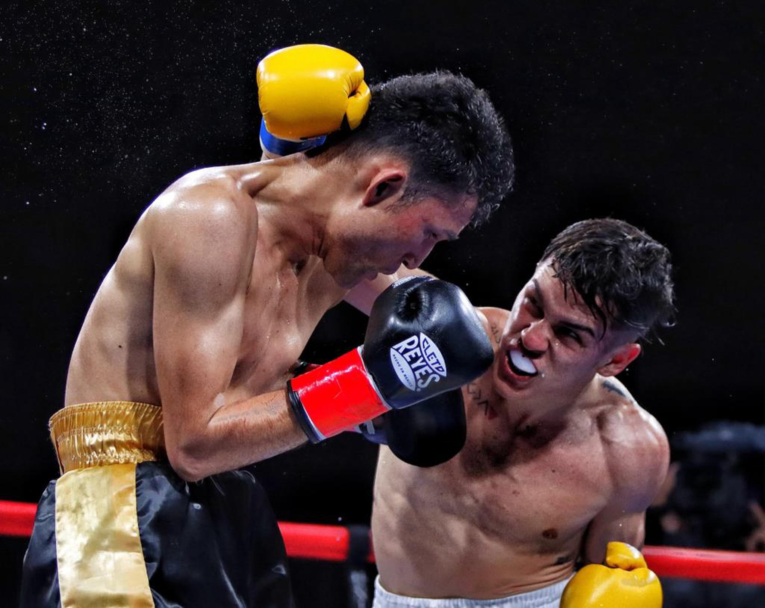 Juan Zayas conecta un golpe a la cabeza del nicaragüense Marvin Solano.