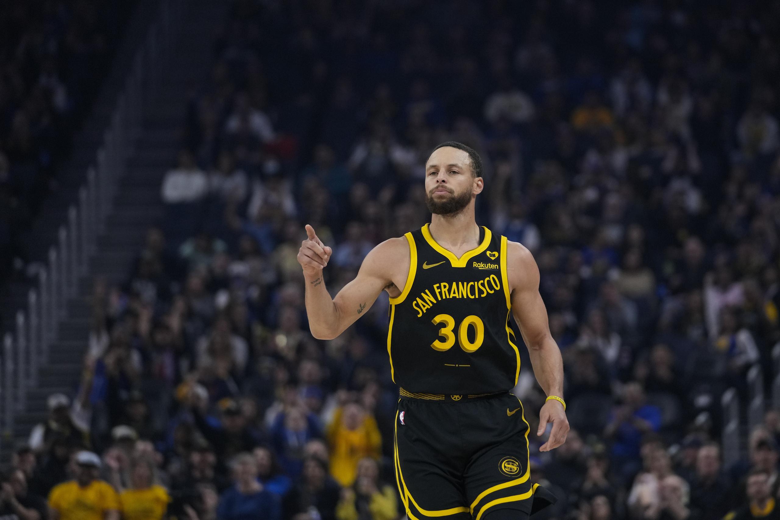 El base de los Warriors de Golden State Stephen Curry reacciona tras anotar un triple en el encuentro ante los Grizzlies de Memphis el miércoles 20 de marzo del 2024.