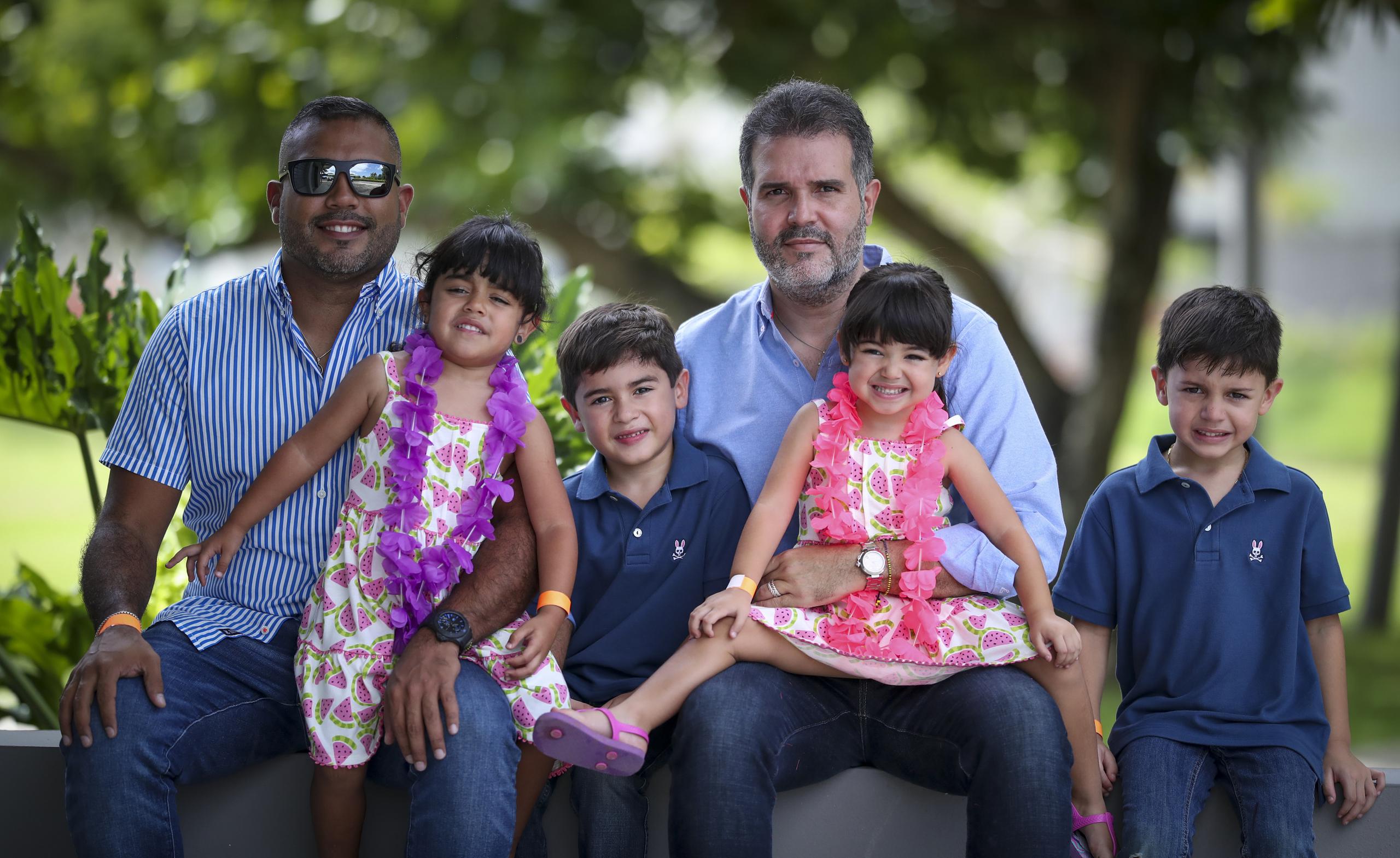 El abogado Hiram Rivera López y su pareja Bryan Gómez adoptaron a cuatro hermanos: dos niñas de tres y cuatro años, así como dos niños de cinco y seis.