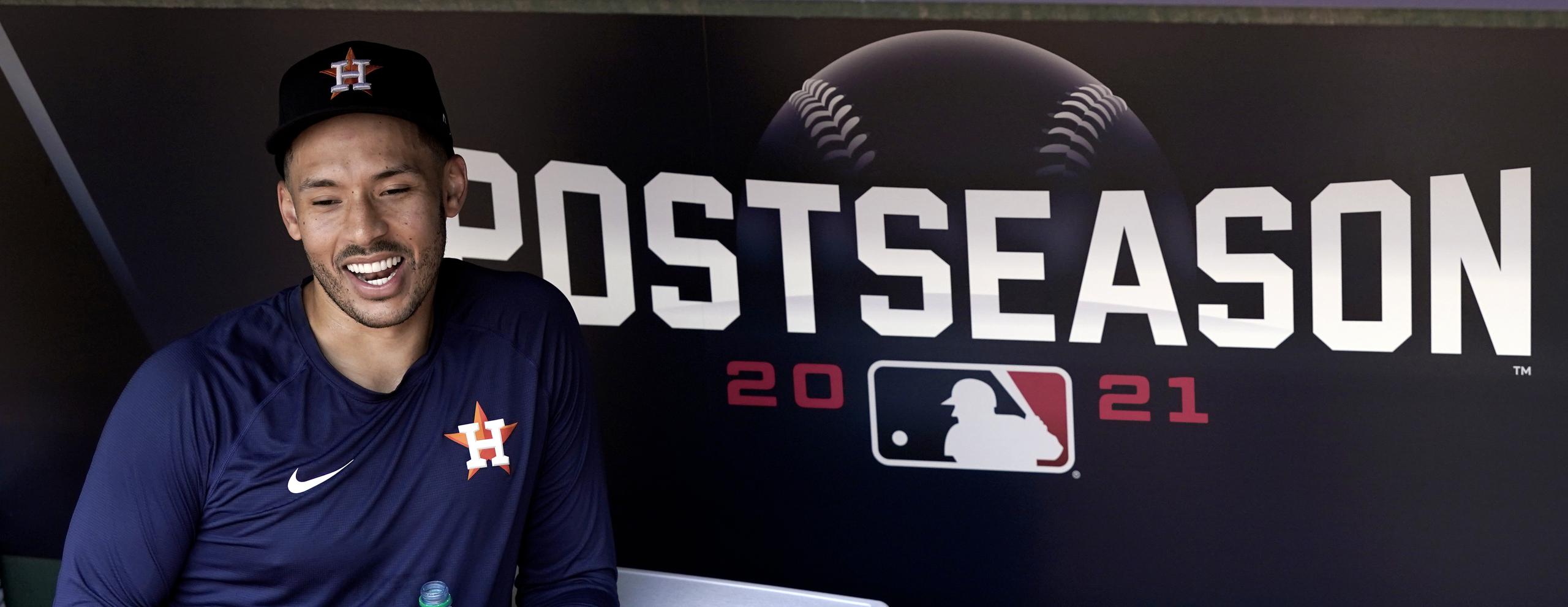 Carlos Correa, campocorto de los Astros de Houston, sonríe durante una charla con la prensa en una práctica ayer.