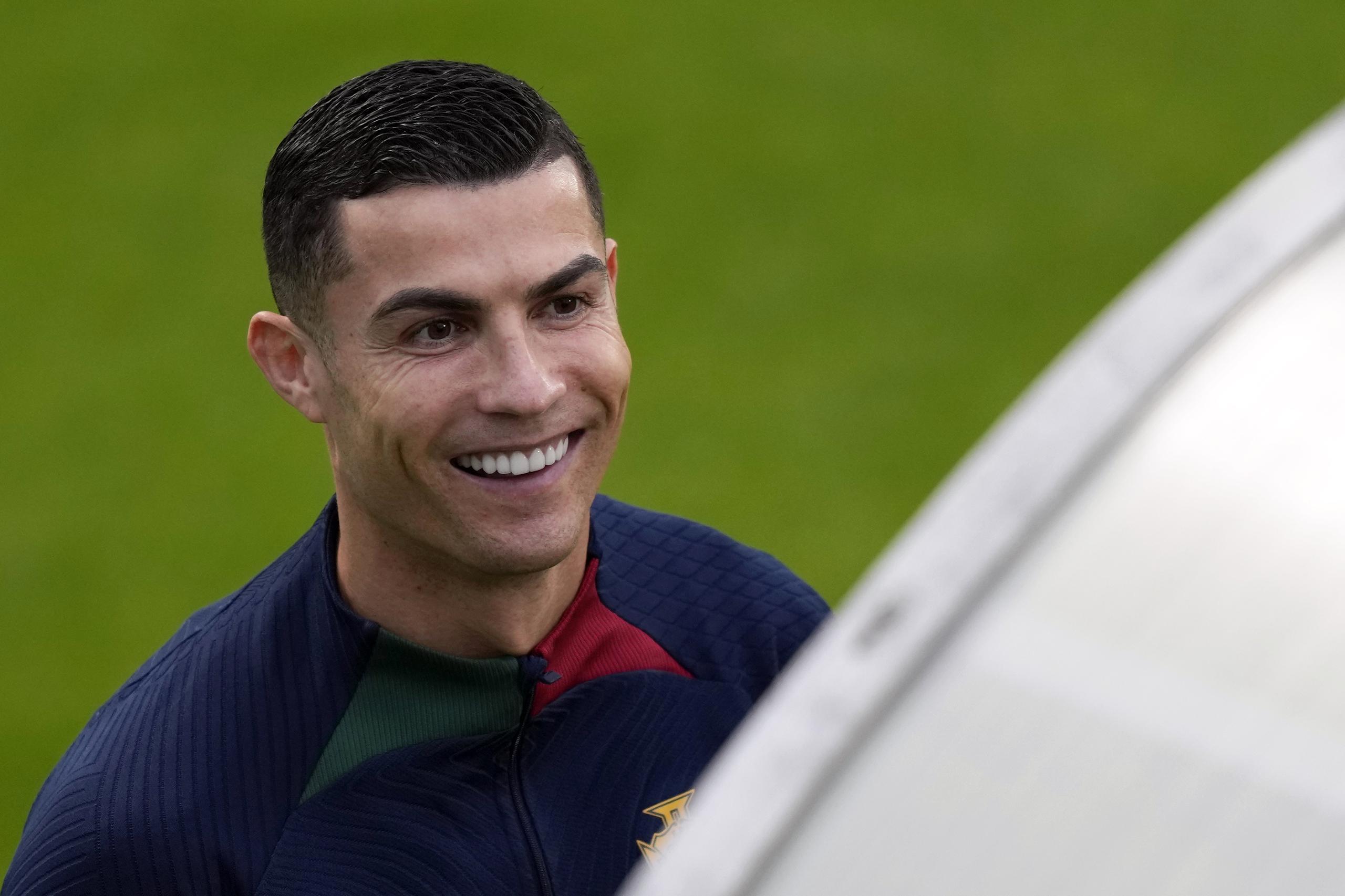 Cristiano Ronaldo sonríe a su llegada a un entrenamiento de la selección de Portugal en Oeiras, a las afueras de Lisboa, el 14 de noviembre de 2022.
