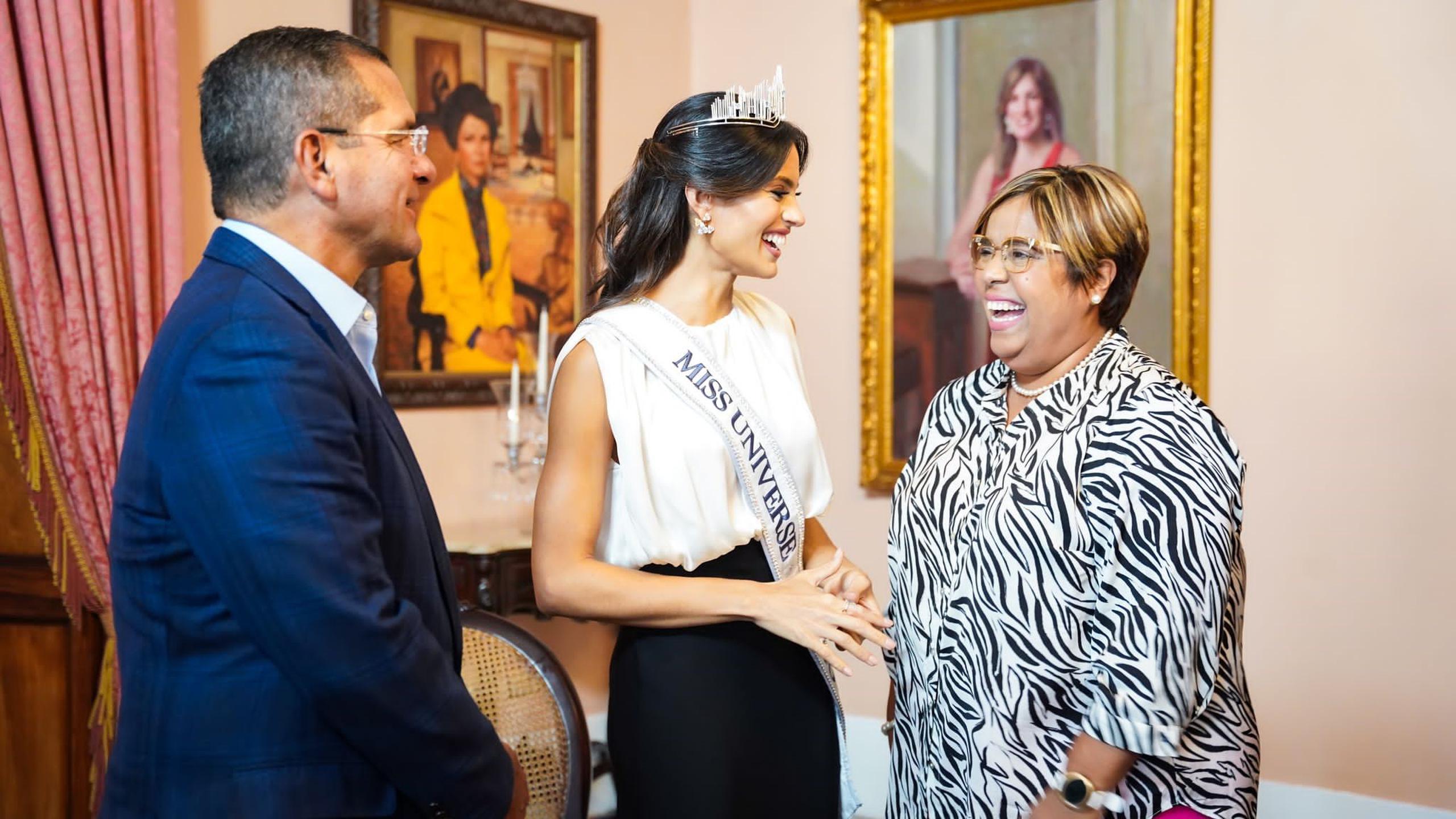 En la foto, el gobernador Pedro Pierluisi, Karla Inelisse Guilfú Acevedo y la alcaldesa de Patillas, Maritza Sánchez Neris