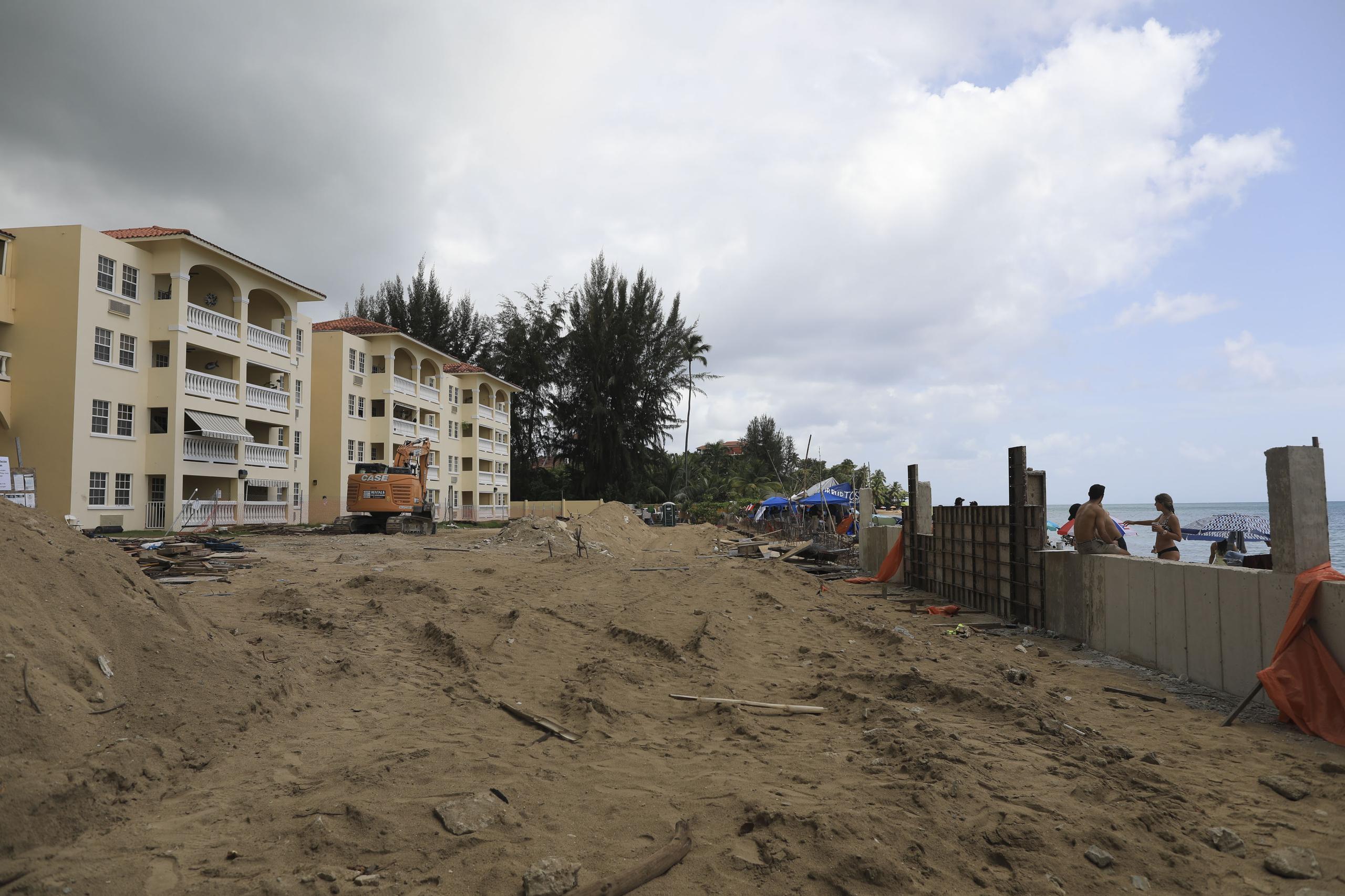 Vista de hace unos meses en torno a la polémica construcción en el Condominio Sol y Playa en Rincón.