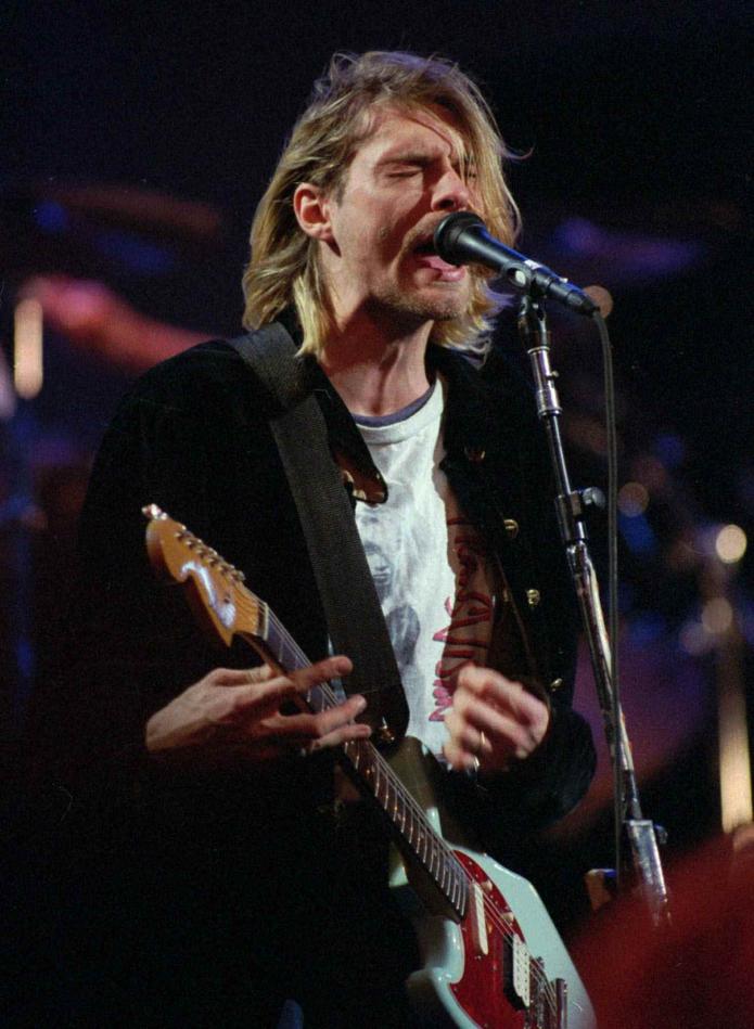 Kurt Cobain, quien fue la voz principal de la banda norteamericana Nirvana, manejaba su instrumento “al revés”.  (Archivo)