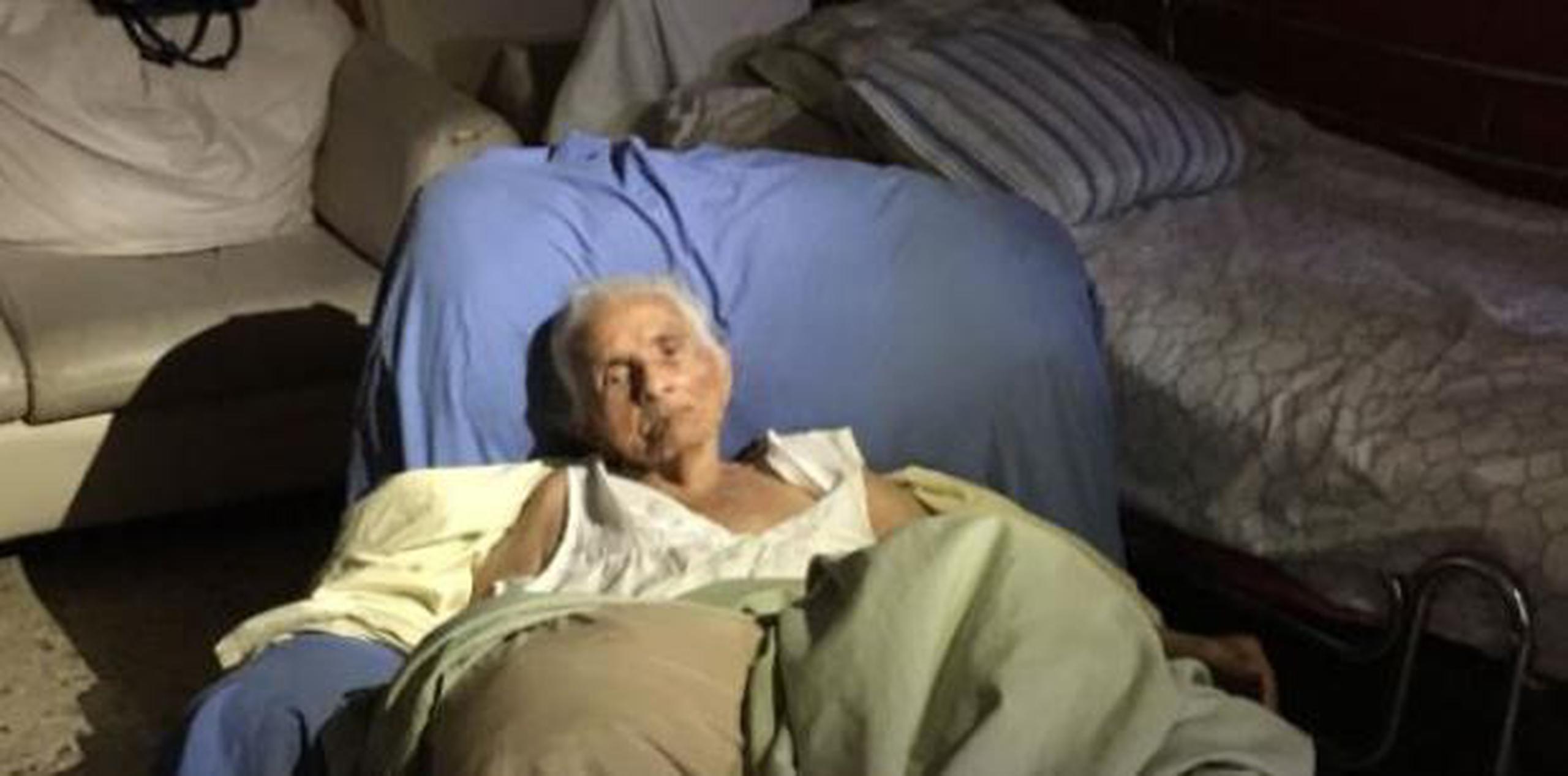 Doña Josefina, de 100 años, lleva 9 meses sin luz. (Cesiach López / Para Primera Hora)