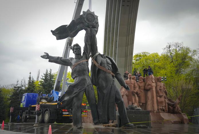 Pese a los lazos históricos con Moscú, no es fácil encontrar en Kiev a alguien que se oponga a tal derribo.