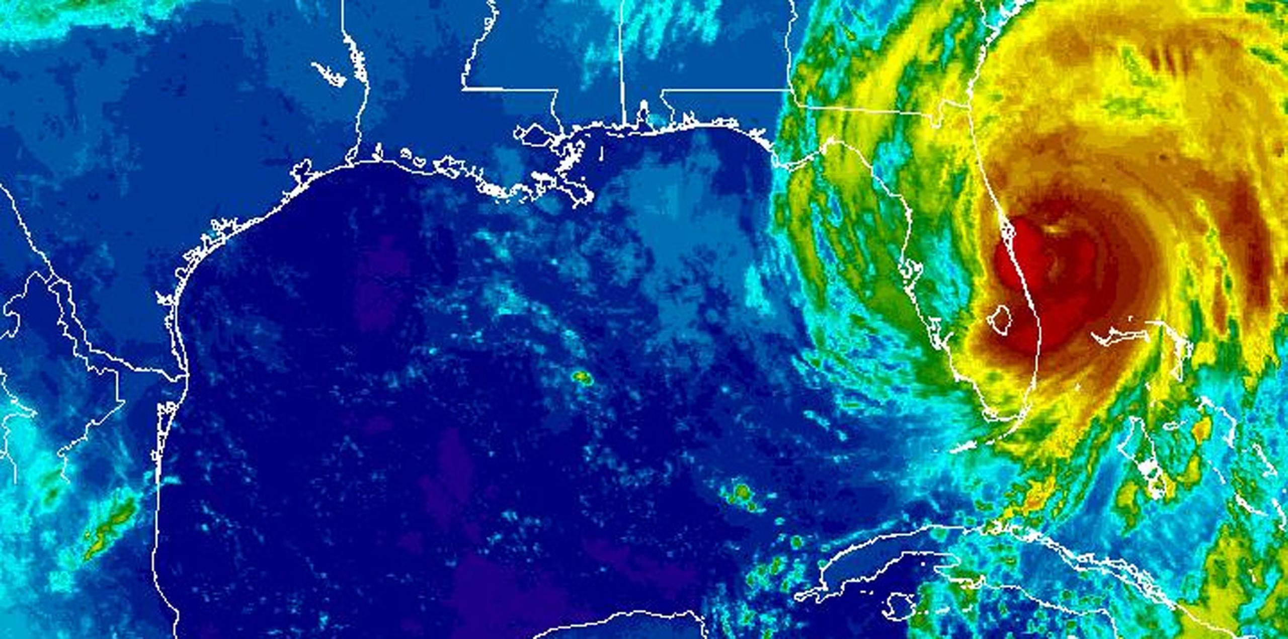 Se espera que el huracán toque tierra — o se acerque peligrosamente a hacerlo — de madrugada al norte del condado Palm Beach y luego avanzaría en dirección norte las siguientes 12 horas a lo largo del corredor de la carretera interestatal 95, pasando por Cabo Cañaveral y Jacksonville, según el Centro Nacional de Huracanes. (NOAA)