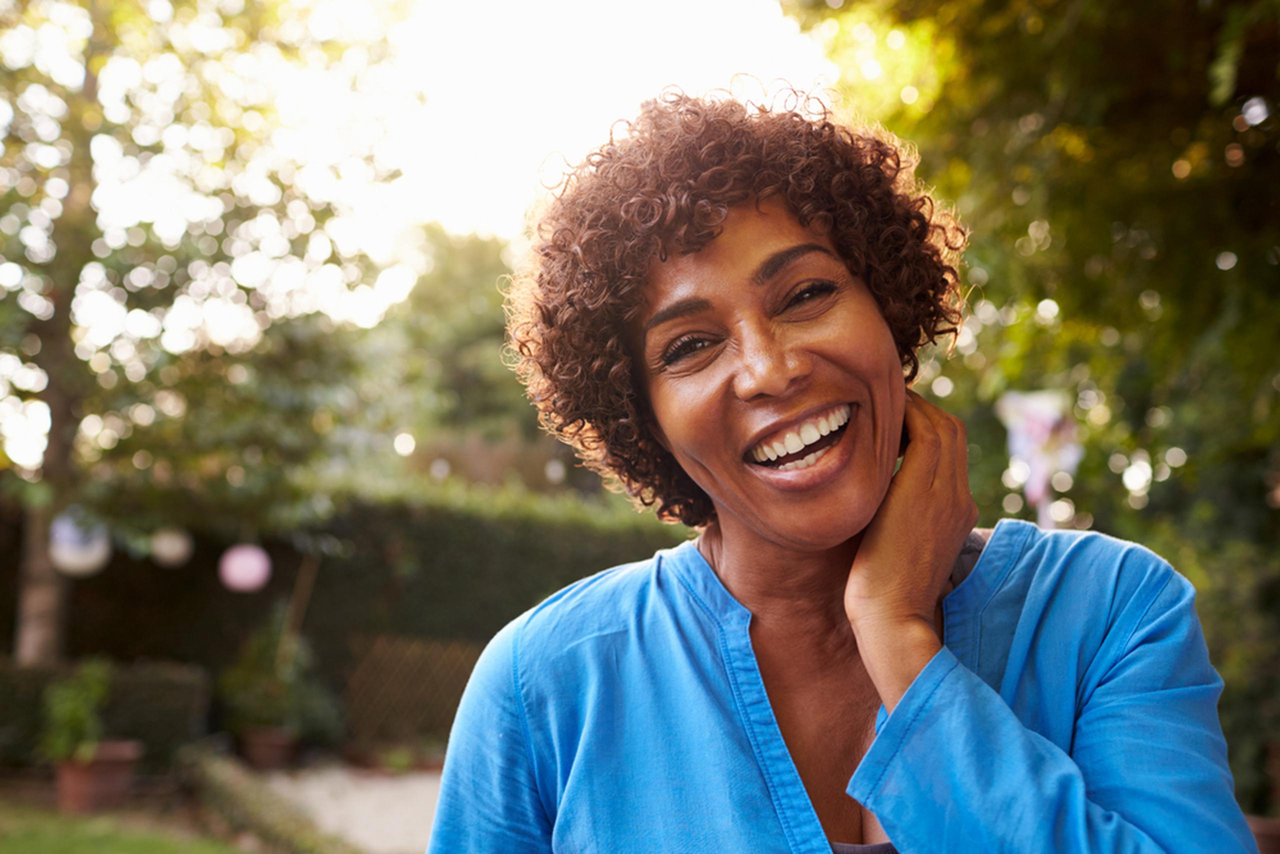 En la etapa de la menopausia, si la mujer decide adoptar hábitos saludables y utilizar reemplazo hormonal, puede mejorar su calidad de vida y prevenir futuras complicaciones.