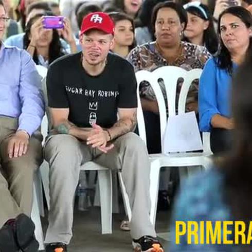 Calle 13 visita estudiantes de escuela en Bayamón