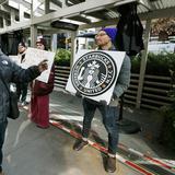 Trabajadores de Starbucks de Estados Unidos organizan primera protesta a nivel nacional