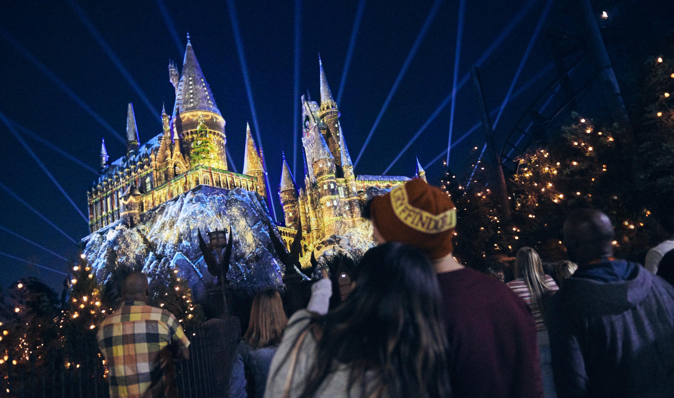 Fotografía cedida por Universal Orlando Resort del espectáculo del castillo de Hogwarts del espectáculo Christmas in The Wizarding World of Harry Potter en los parques temáticos.