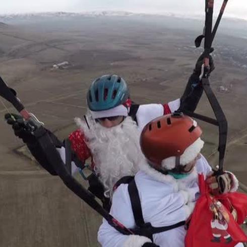 Inesperada llegada de Santa Claus en paracaídas