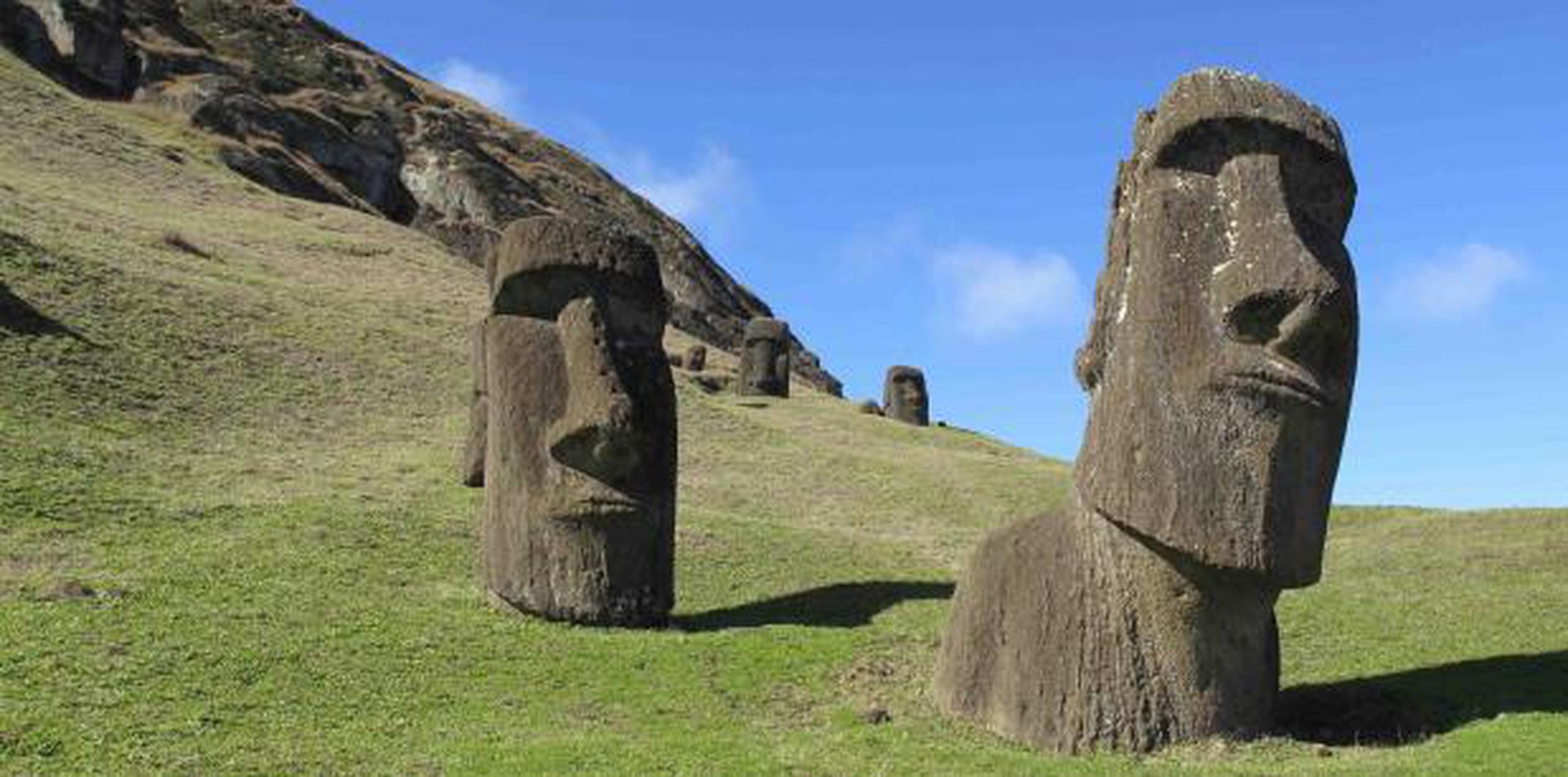 Los habitantes de la isla donde están las misteriosas y gigantescas estatuas de piedra llamadas “moai” se llaman a sí mismos “rapanuis”. (AP)