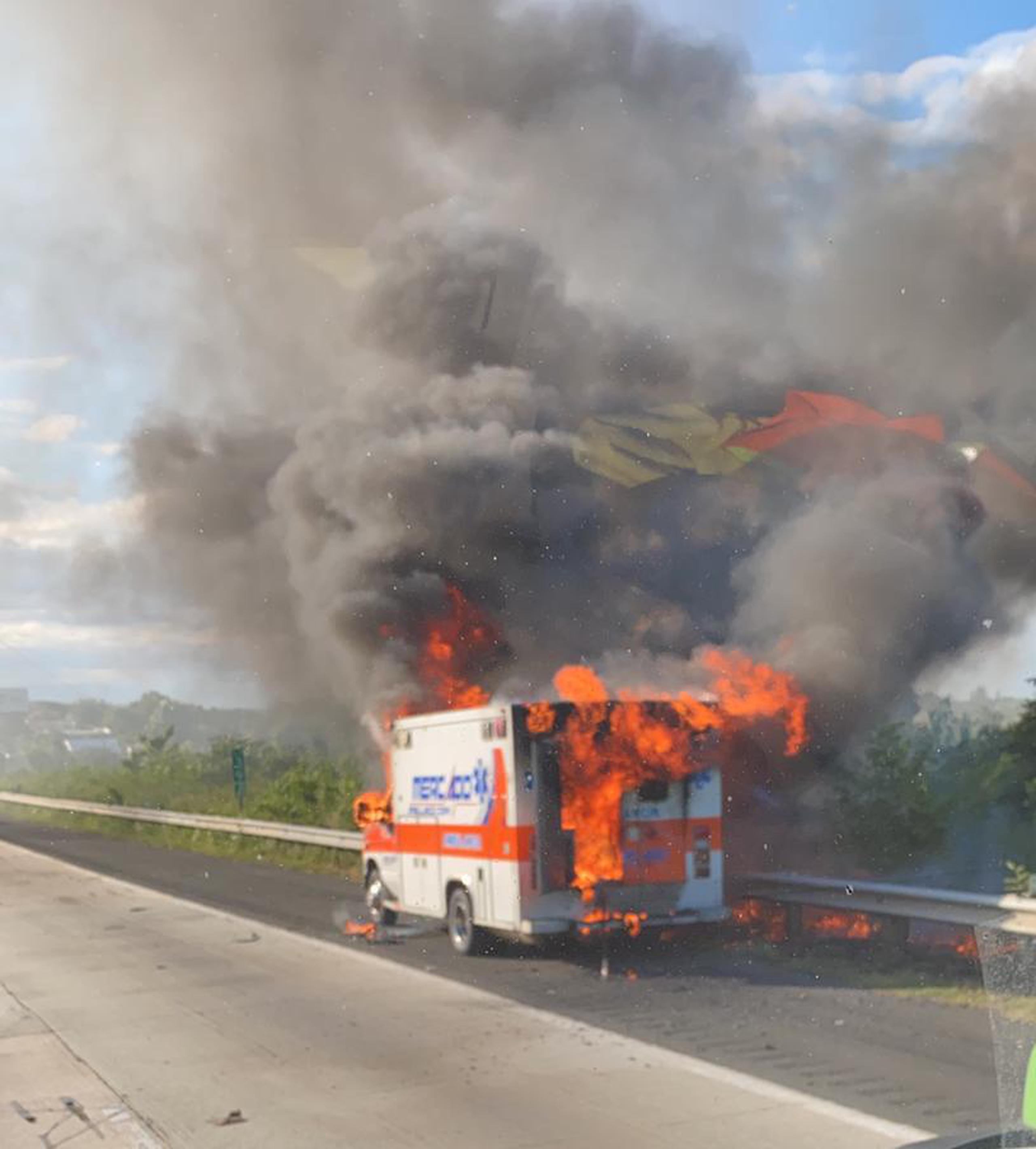 Una ambulancia se incendió durante la tarde de hoy en el kilómetro 39.8 de la autopista José de Diego en Vega Baja. No se reportaron heridos.