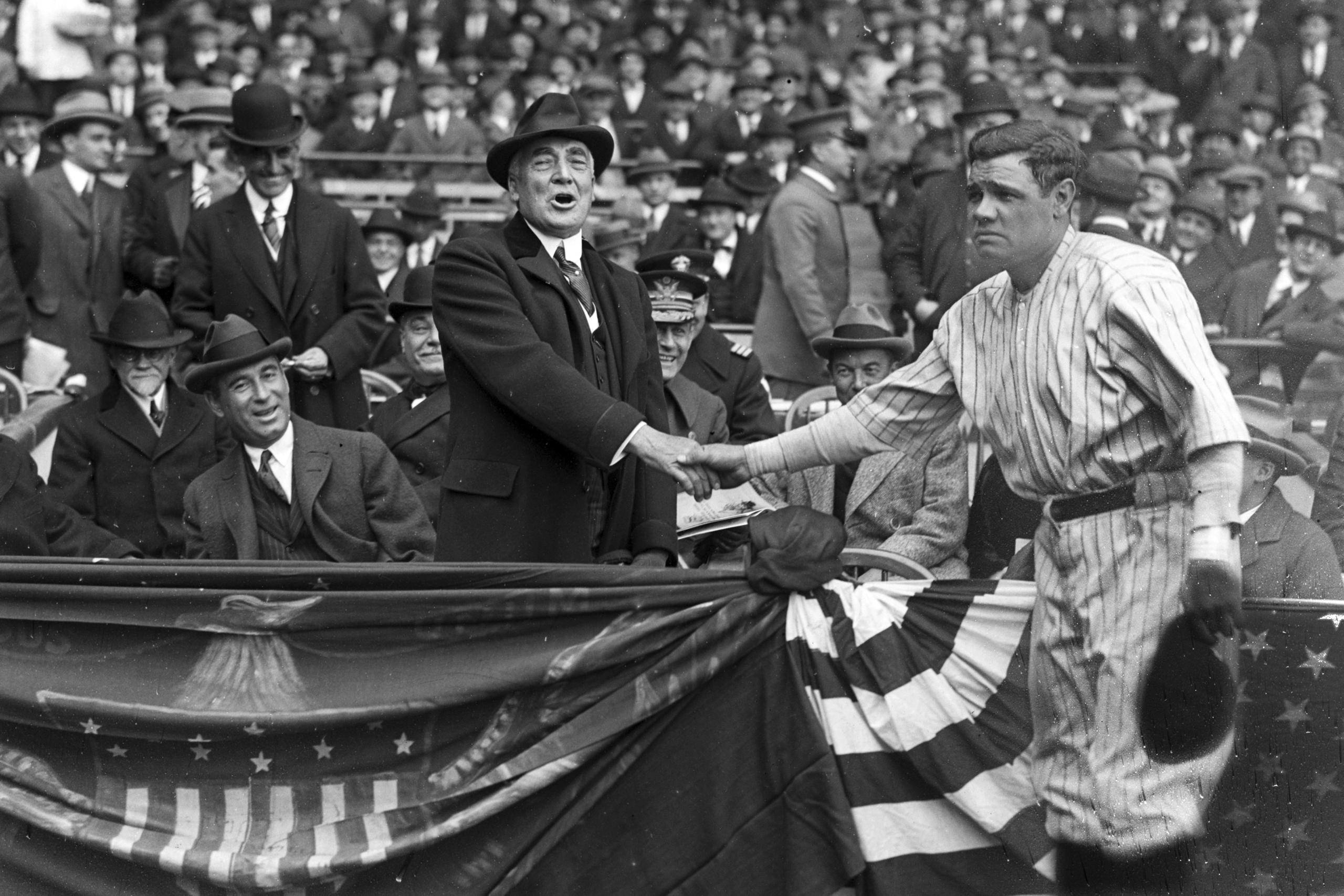 En esta foto provista por la Librería del Congreso, se ve a Babe Ruth estrechando manos con el presidente de los Estados Unidos en ese entonces, Warren Harding. (Library of Congress vía AP)