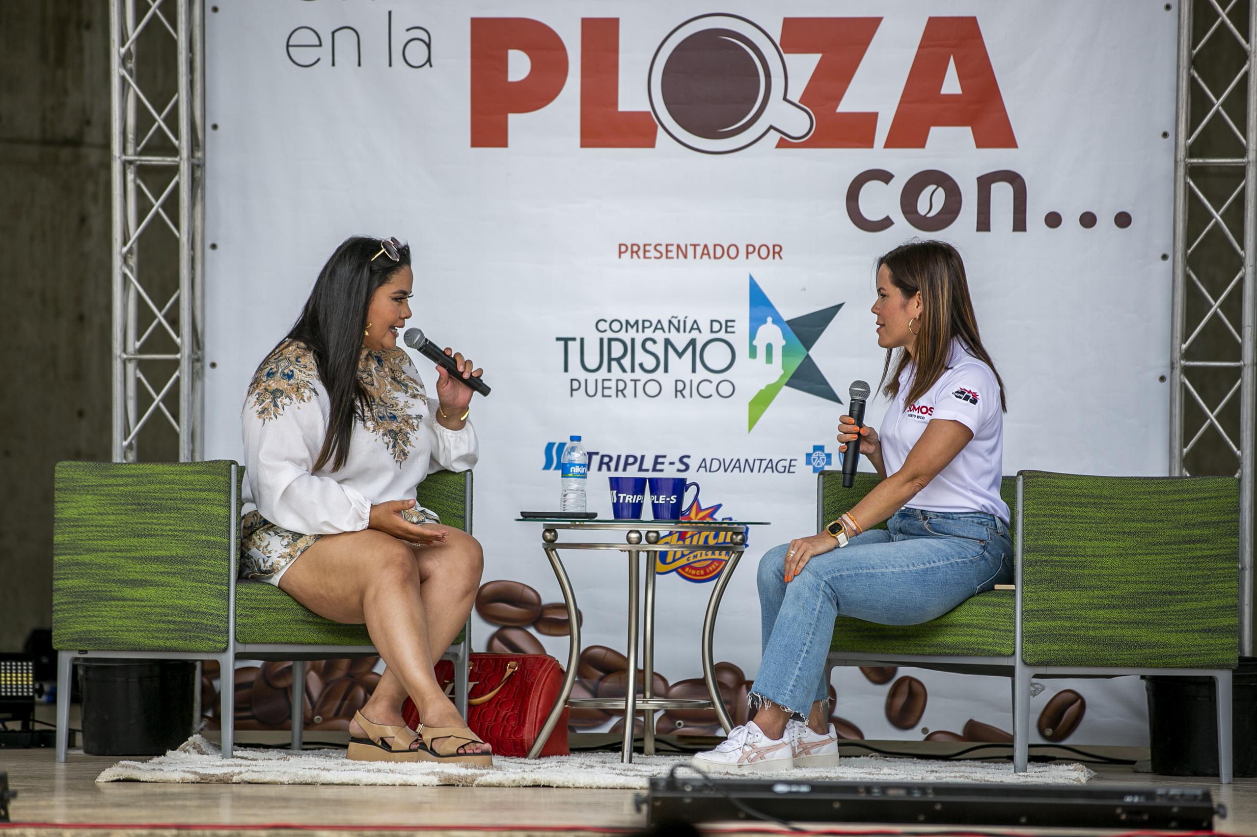 La reportera de GFR Media, Rosalina Marrero (derecha), conversó con la periodista viequense Byankah Soba (izquierda), en el segmento "Un café en la plaza".
