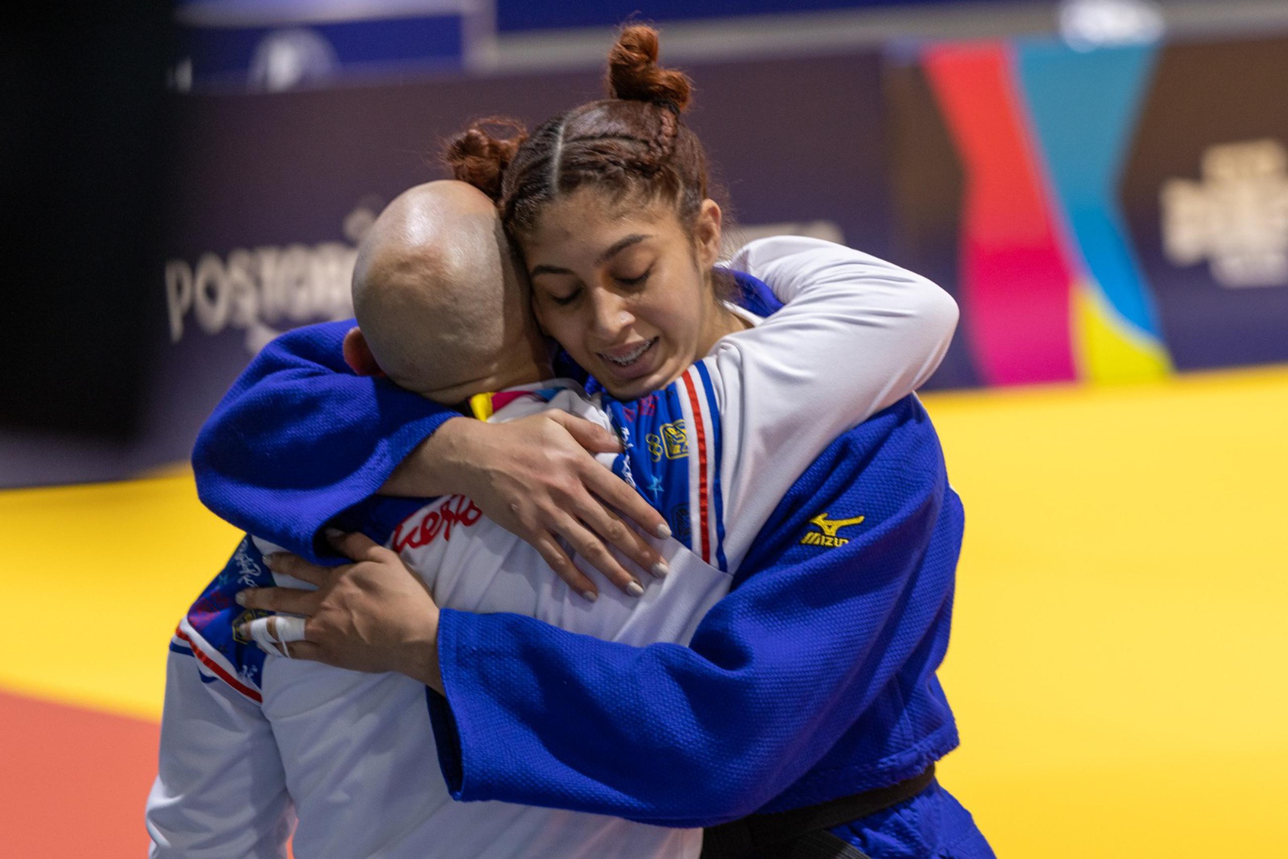 La judoca viequense Sairy Colón es felicitada por el entrenador Arturo Galloza  tras conquistar bronce en la división de -70 kilos en los Juegos Panamericanos Junior de Cali-Valle 2021.