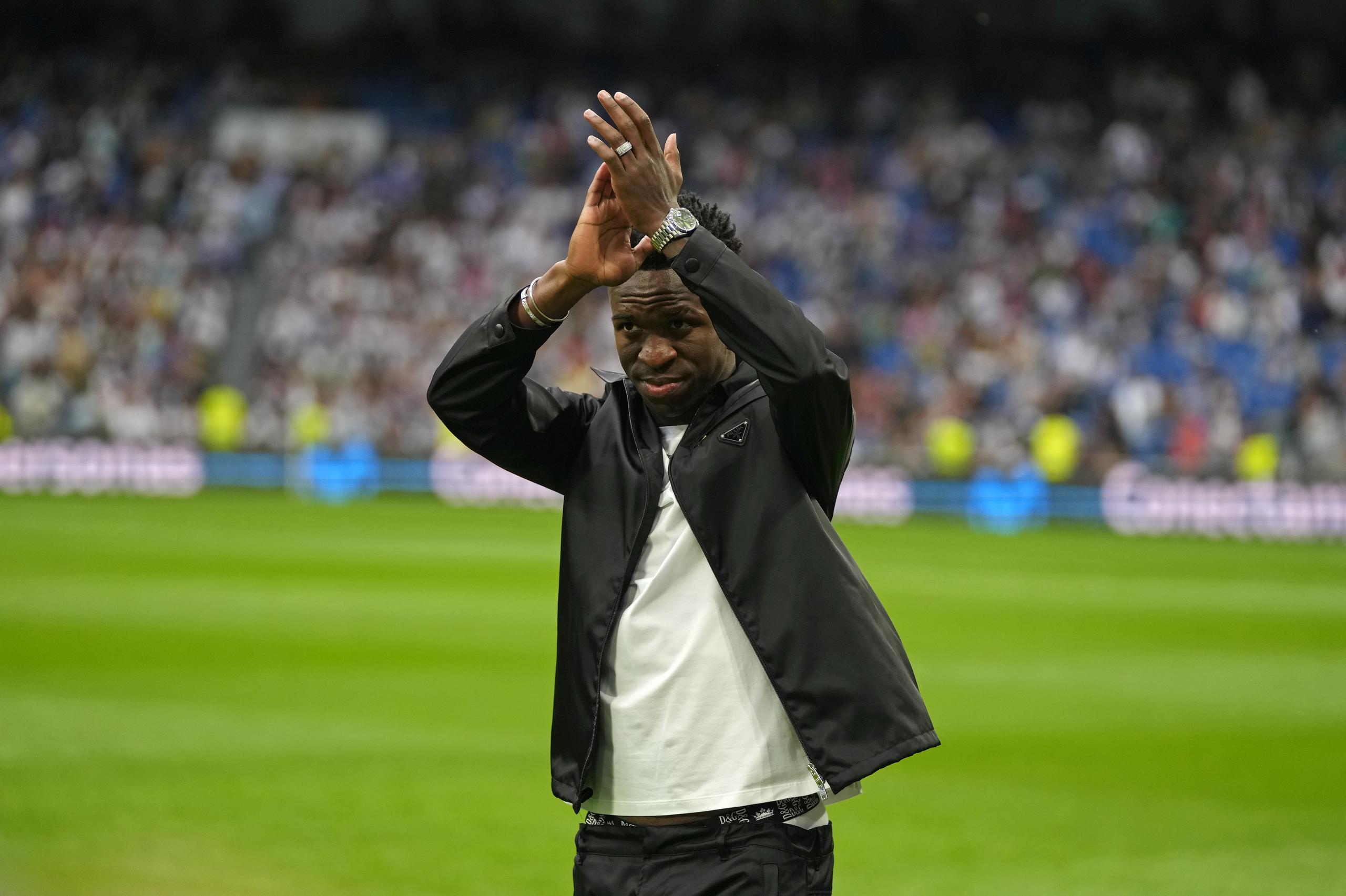 El jugador del Real Madrid Vinícius Júnior aplaude a los espectadores antes de un juego de Liga entre el Real Madrid y el Rayo Vallecano en el estadio Santiago Bernabéu en Madrid, España, el miércoles 24 de mayo de 2023.