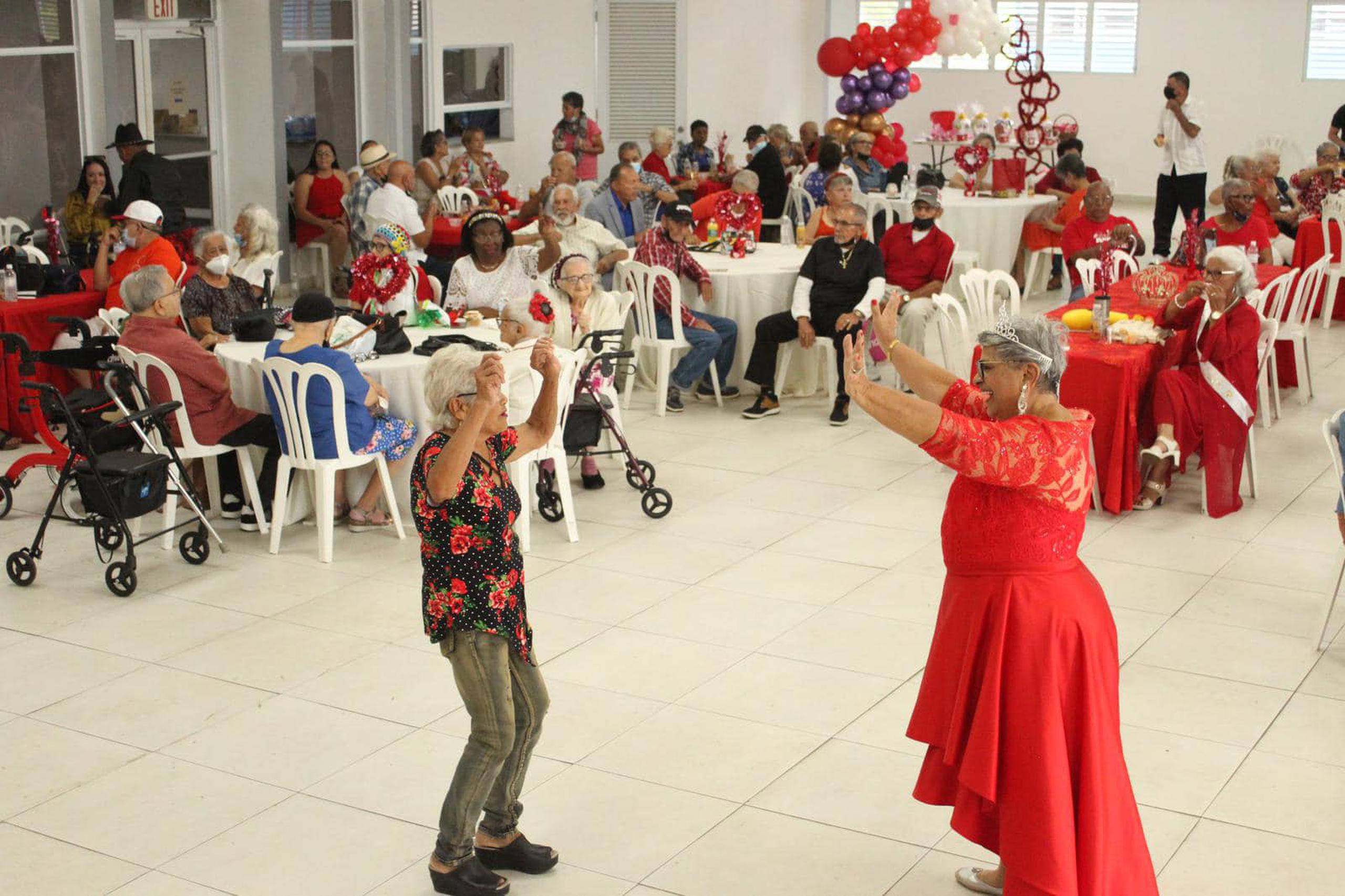 Adultos mayores de los centros del cuido prolongado del este de Puerto Rico celebran el mes del amor y la amistad.
