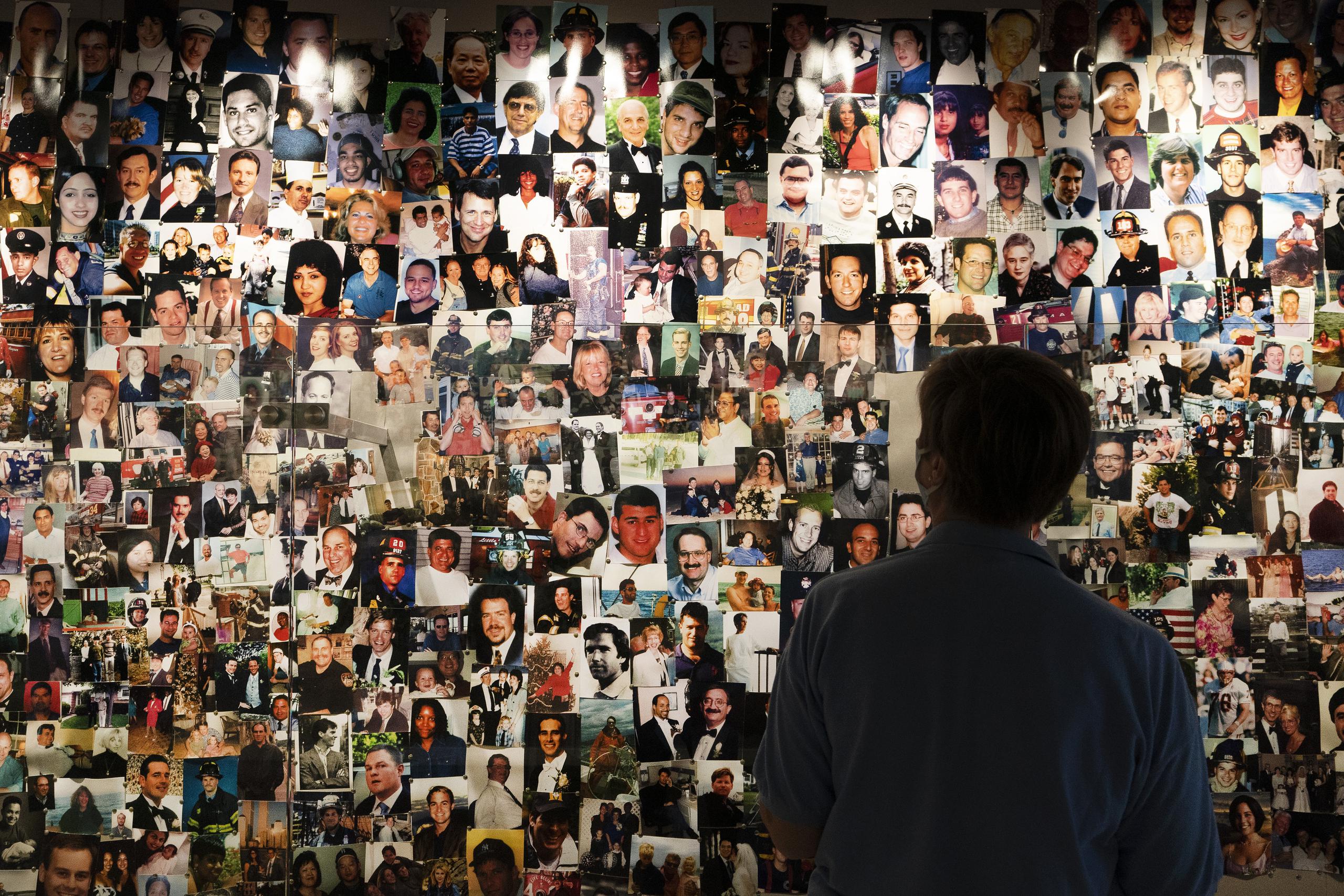 Désirée Bouchat, sobreviviente de los ataques del 11S en el World Trade Center, observa las fotografías de los fallecidos en la tragedia en el 9/11 Tribute Museum en Nueva York.