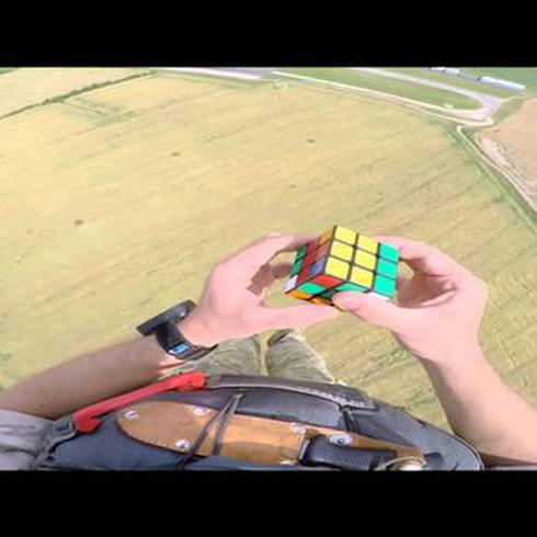 ¿Paracaidista resolviendo un Rubik mientras cae al vacío? 