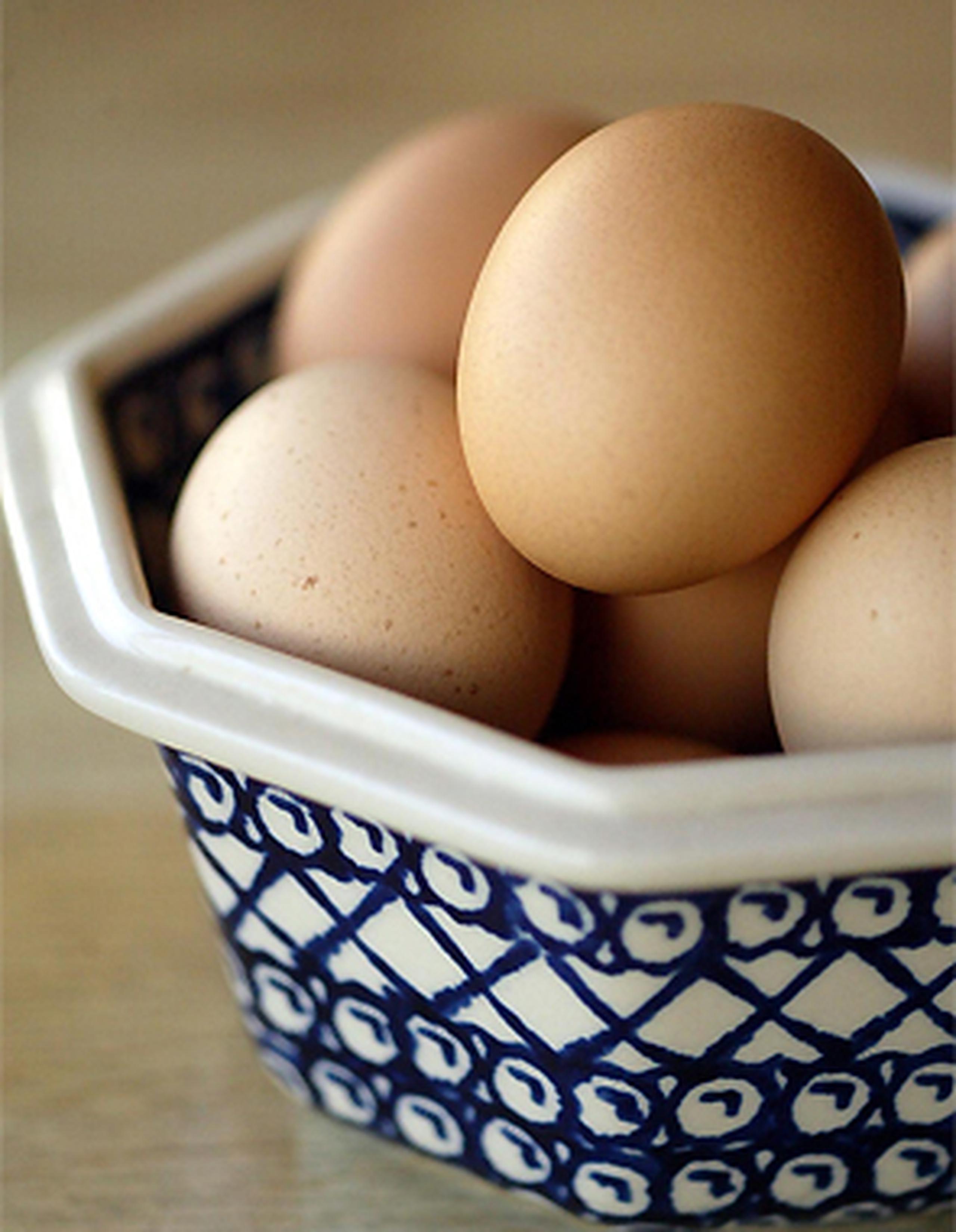 De acuerdo a las pruebas de laboratorio, un péptido en la clara del huevo reduce la presión sanguínea tanto como una dosis baja de Captopril, un medicamento para la presión alta. (Archivo)