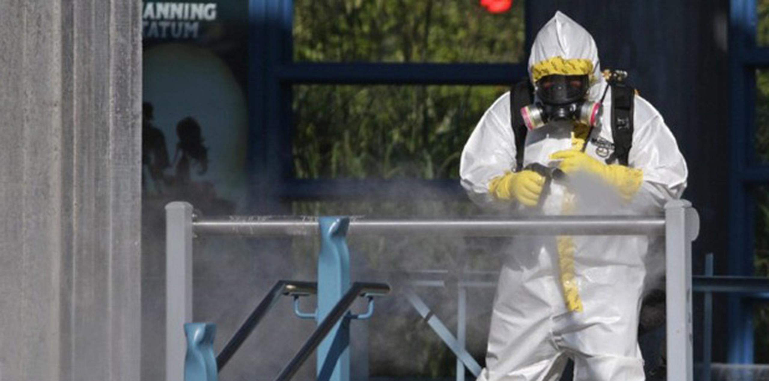 Un alto cargo del gobierno dijo que las guías revisadas instan a los trabajadores sanitarios que atienden a pacientes de ébola a vestir trajes de protección "sin piel a la vista". (AFP)