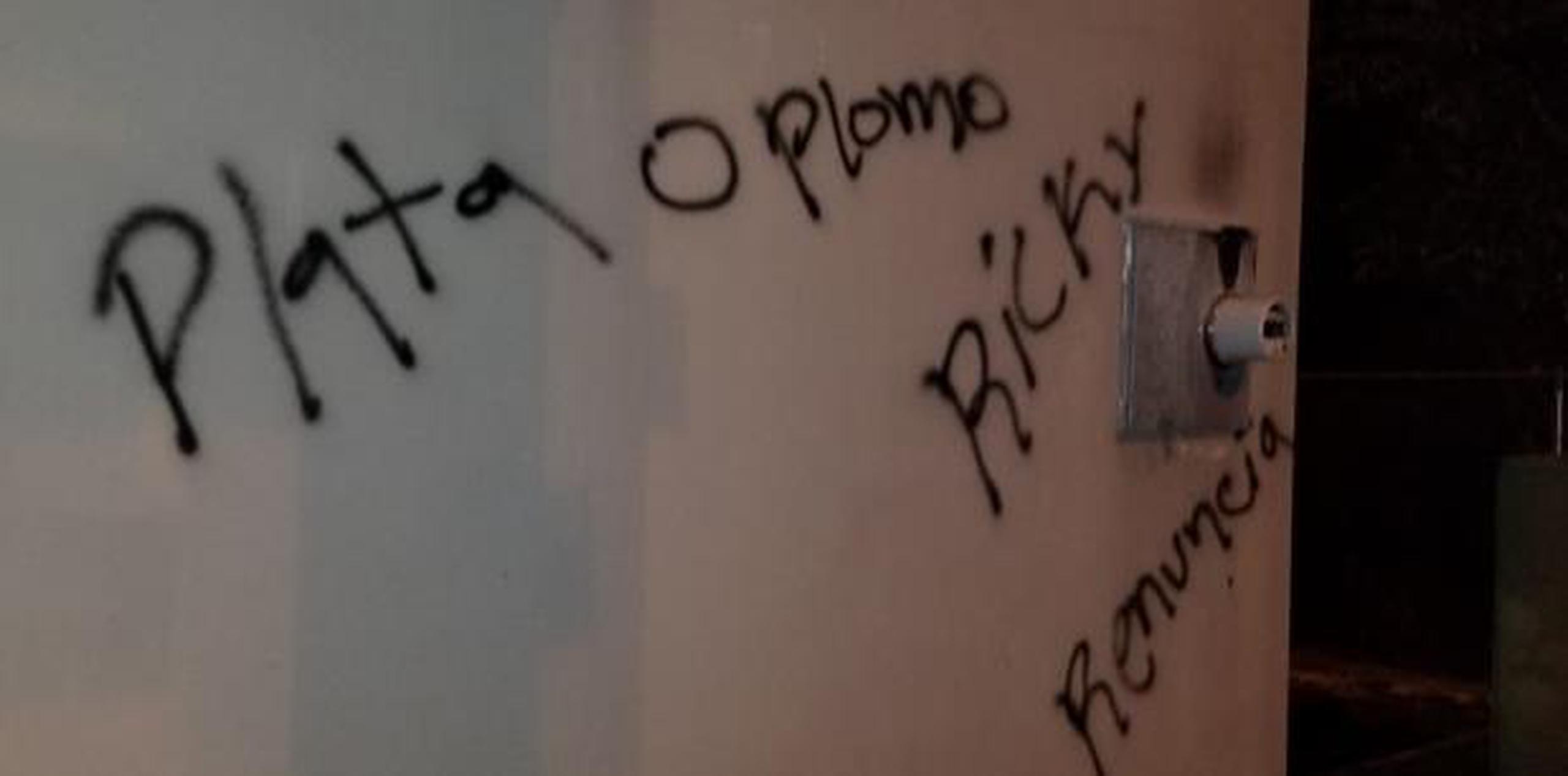 Pintan el mismo mensaje escrito en la bóveda de las armas del NPPR hurtadas en Guayama, donde se apropiaron de  rifles, pistolas y unas 4,000 balas. (suministrada)