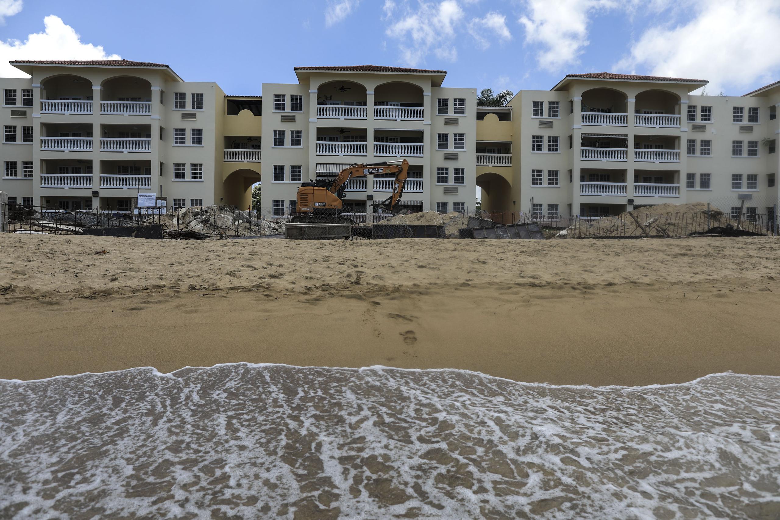 Construcción de una piscina y áreas recreativas en el condominio Sol y Playa en Rincón.