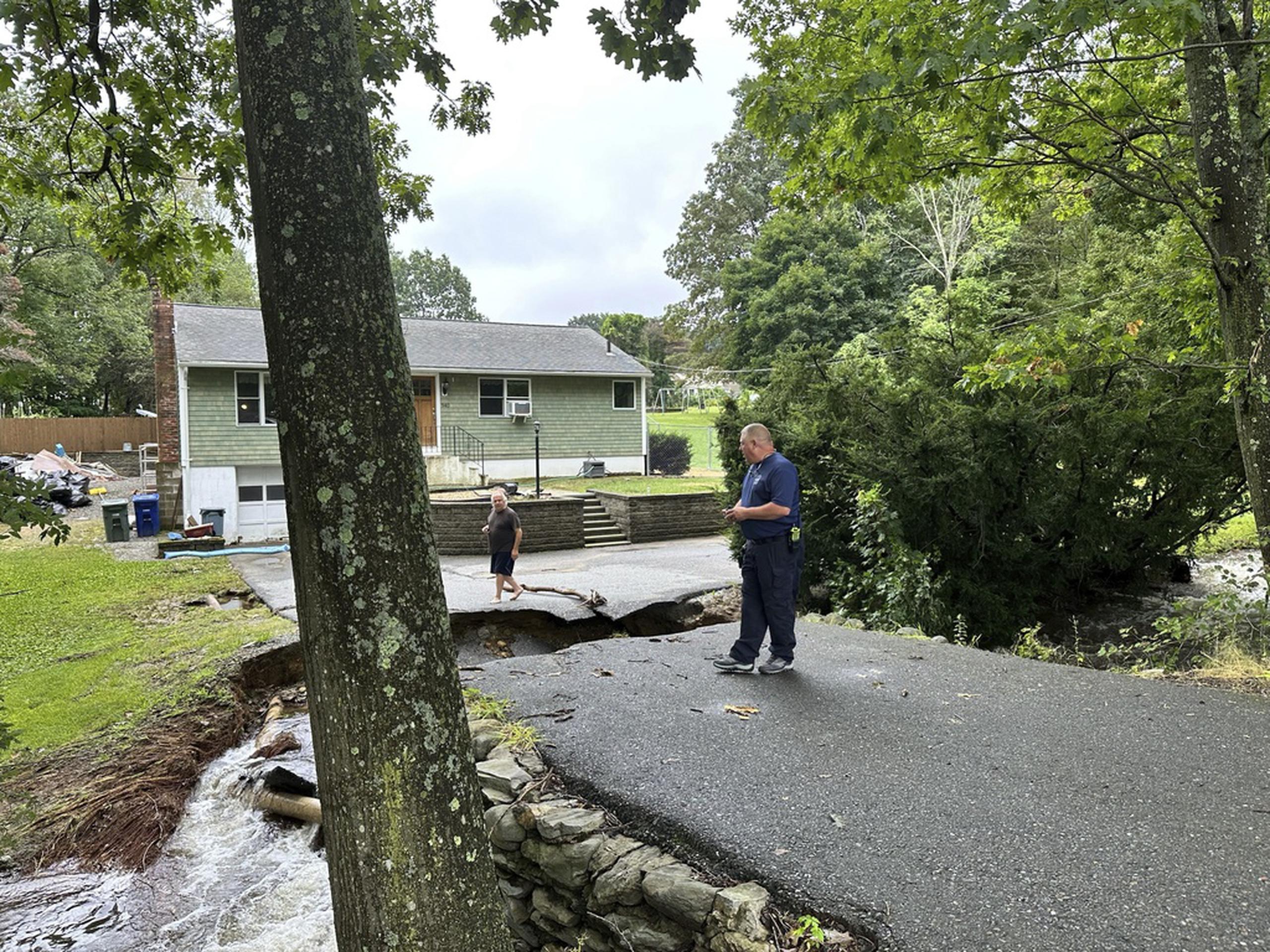 John Schuller miraba los daños en la carretera que conduce a su casa en Leominster, Massachusetts, el martes.