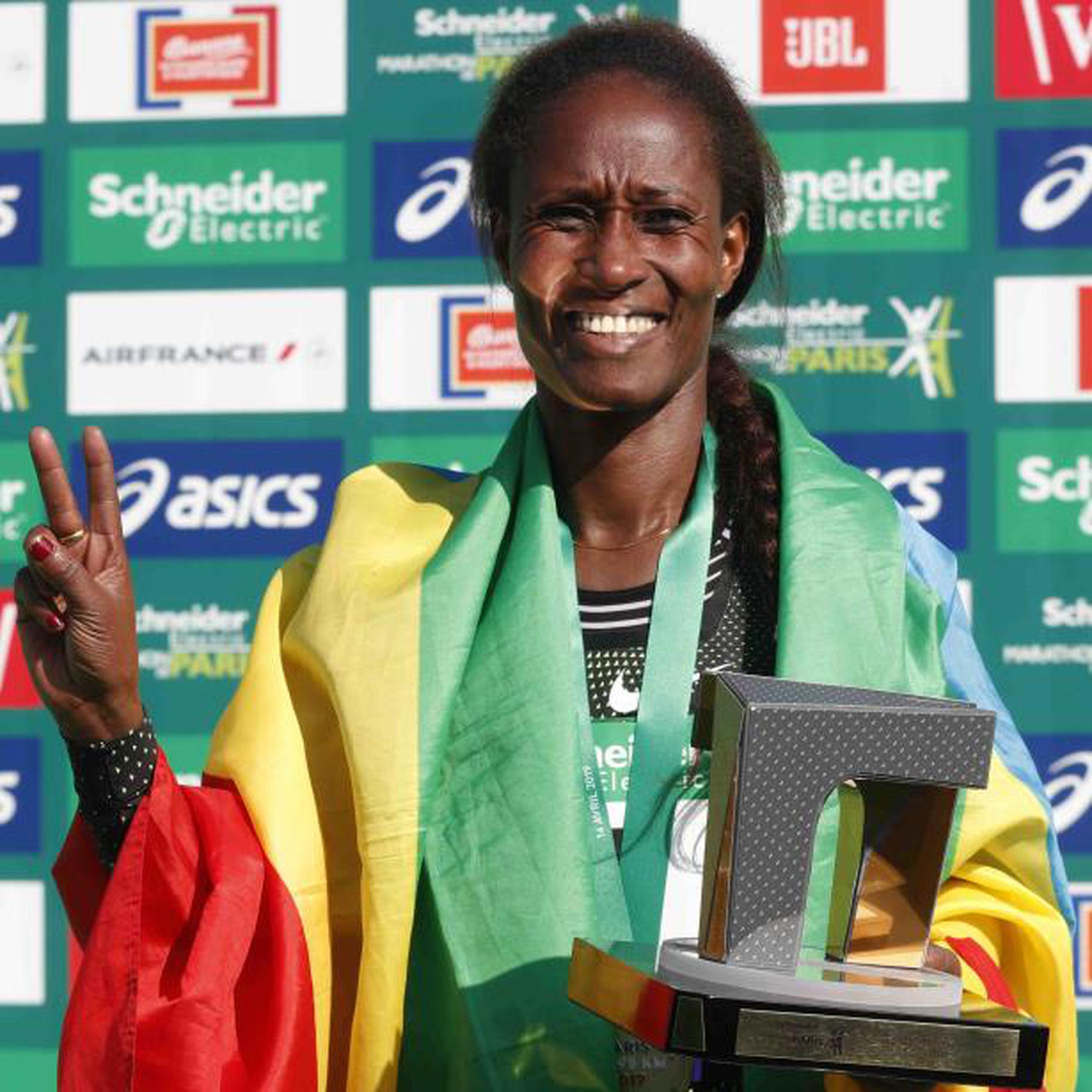 Gelete Burka estableció un tiempo de 2:22,47 en la rama de mujeres, donde Etiopía monopolizó el podio. (AP)