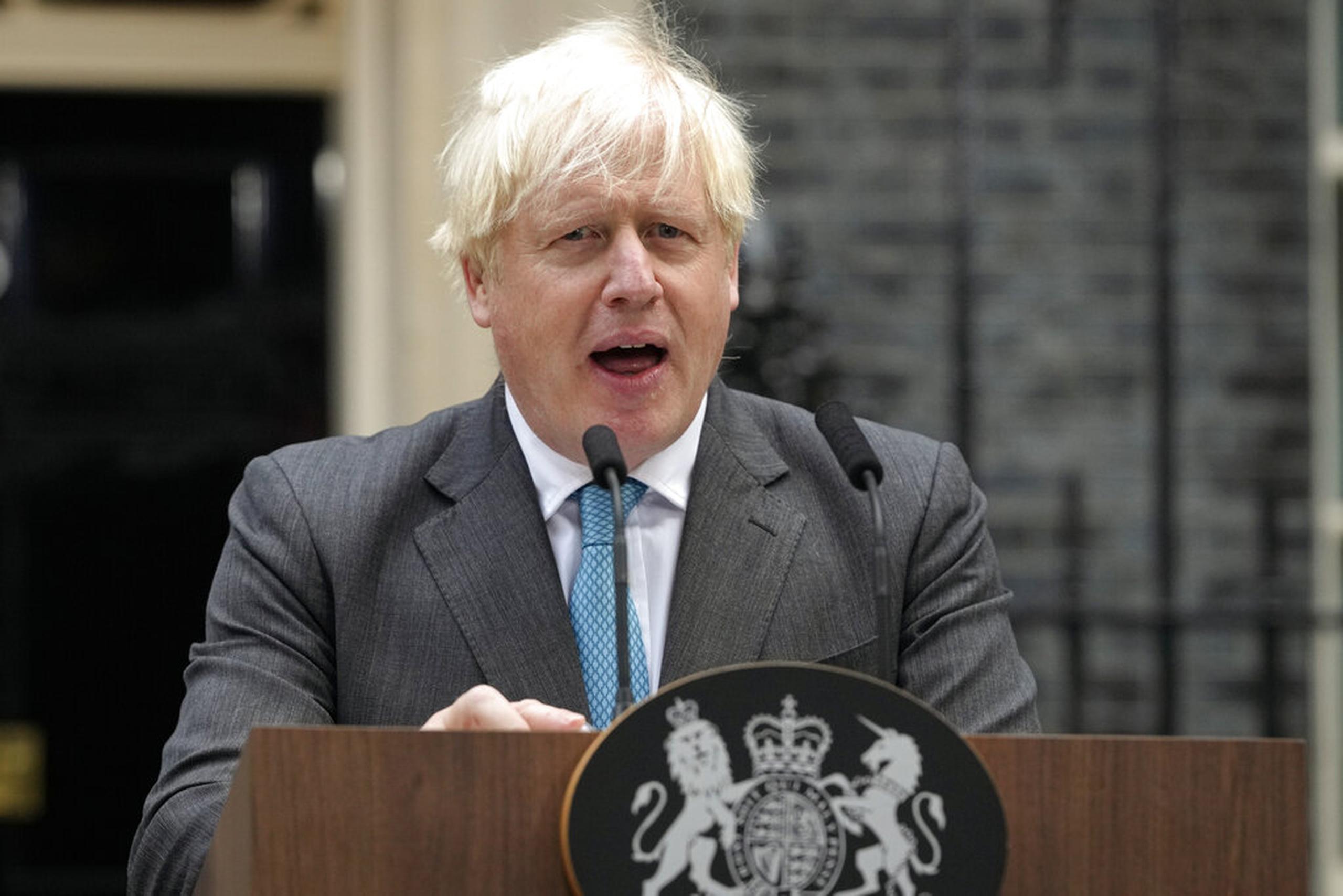 Boris Johnson habló en el exterior de la residencia oficial, en Downing Street, Londres, antes de dirigirse a Balmoral, Escocia, este martes.