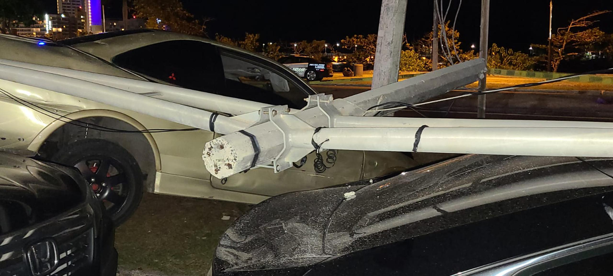 Un conductor resultó herido tras chocar con un poste del tendido eléctrico y a su vez con un vehículo estacionado, en el expreso Román Baldorioty de Castro frente a la Laguna de El Condado.