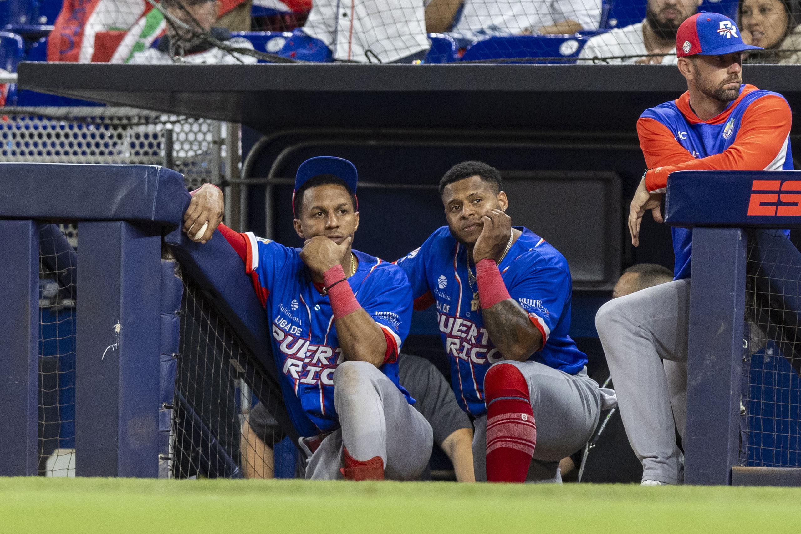 Johneshwy Fargas (izquierda) y Nelson Velázquez observan el final del juego entre Puerto Rico y Panamá desde el dugout.   