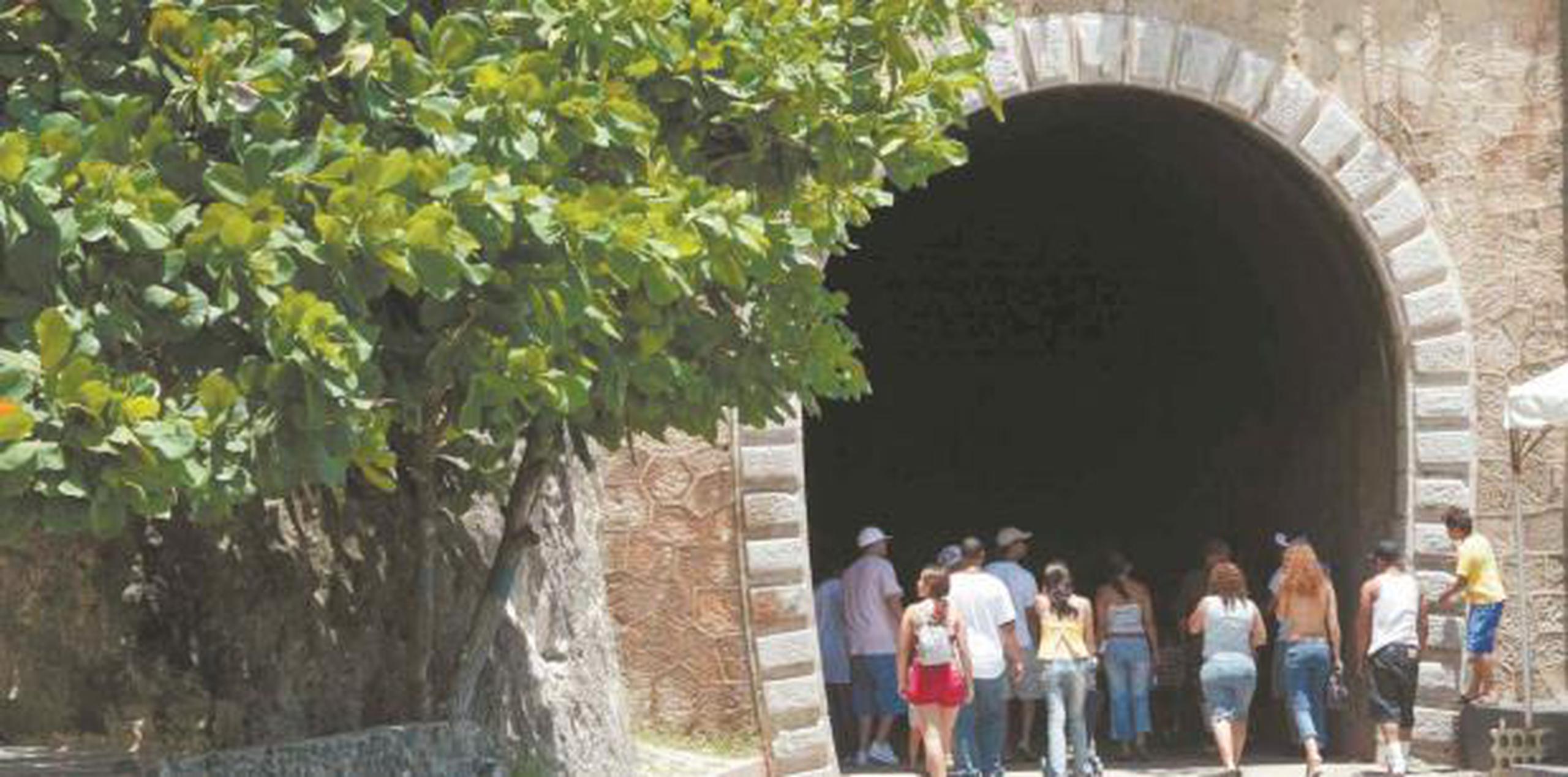 El vehículo, indicó la Policía, fue recuperado en el área del Túnel de Guajataca, ubicado en el barrio Cotto de Isabela. (archivo)


