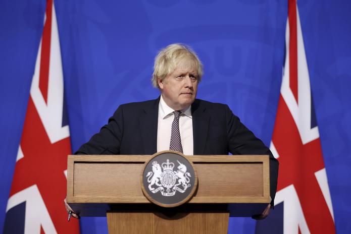 El primer ministro de Inglaterra, Boris Johnson, sostuvo que las restricciones nuevas contra la variante ómicron incluirán el uso obligatorio de las mascarillas, el requerimiento de una prueba molecular negativa y una campaña de refuerzo de la vacuna contra el COVID-19.