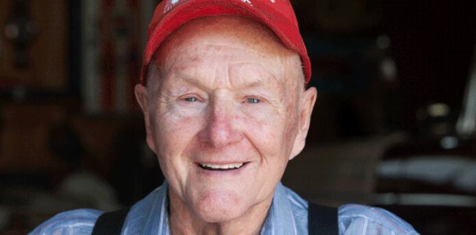 Walter Thomas, un residente en Woodstock de 91 años, pudo estampar un todoterreno contra la puerta de un garaje con la ayuda de su familia. (AP)