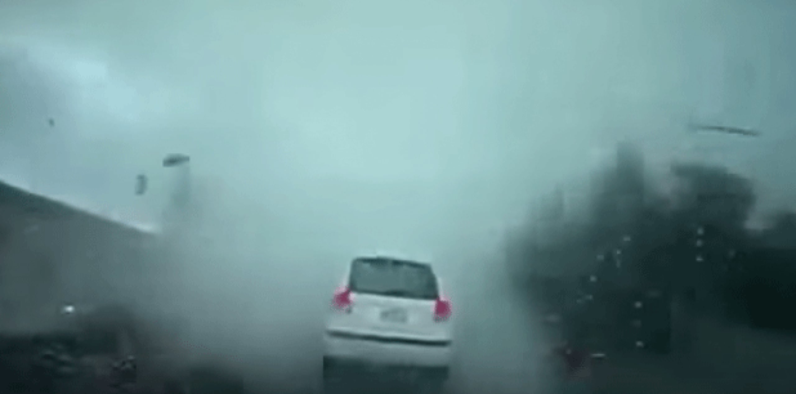 Se ve claramente cuando aparece la nube y segundos después, ya no se ve el auto en la carretera.  (YouTube)