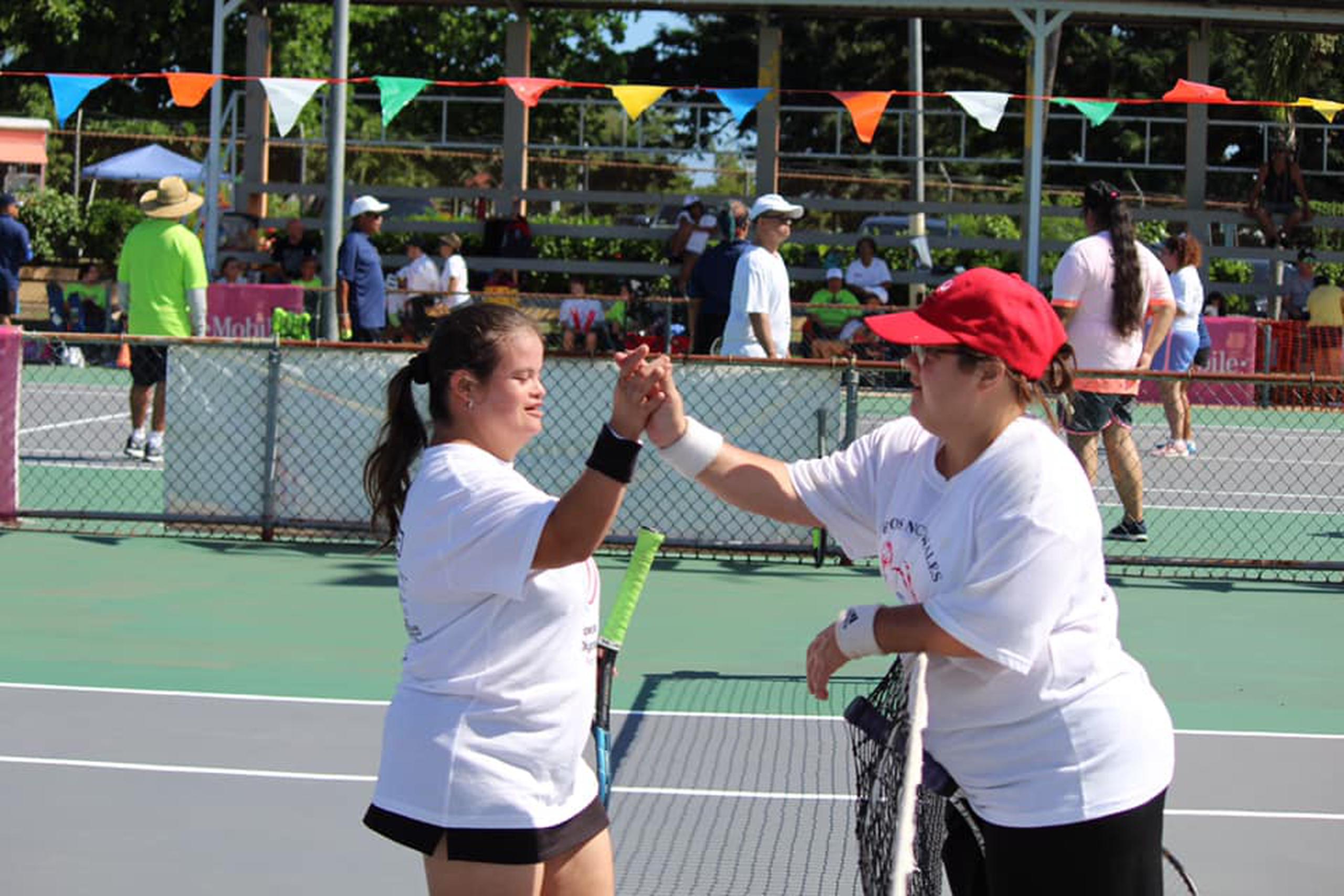 Dos tenistas se saludan al finalizar un juego ayer sobre las canchas en Tortuguero en Vega Baja.  )Suministrada / SOPR)