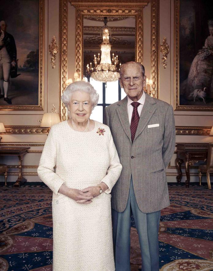 La reina Isabel II de Inglaterra y su esposo, el príncipe Felipe de Edimburgo, posan para una fotografía en la White Drawing Room del castillo de Windsor, en Inglaterra. La reina Isabel y su esposo celebran su 70 aniversario de boda. (Matt Holyoak/Camera