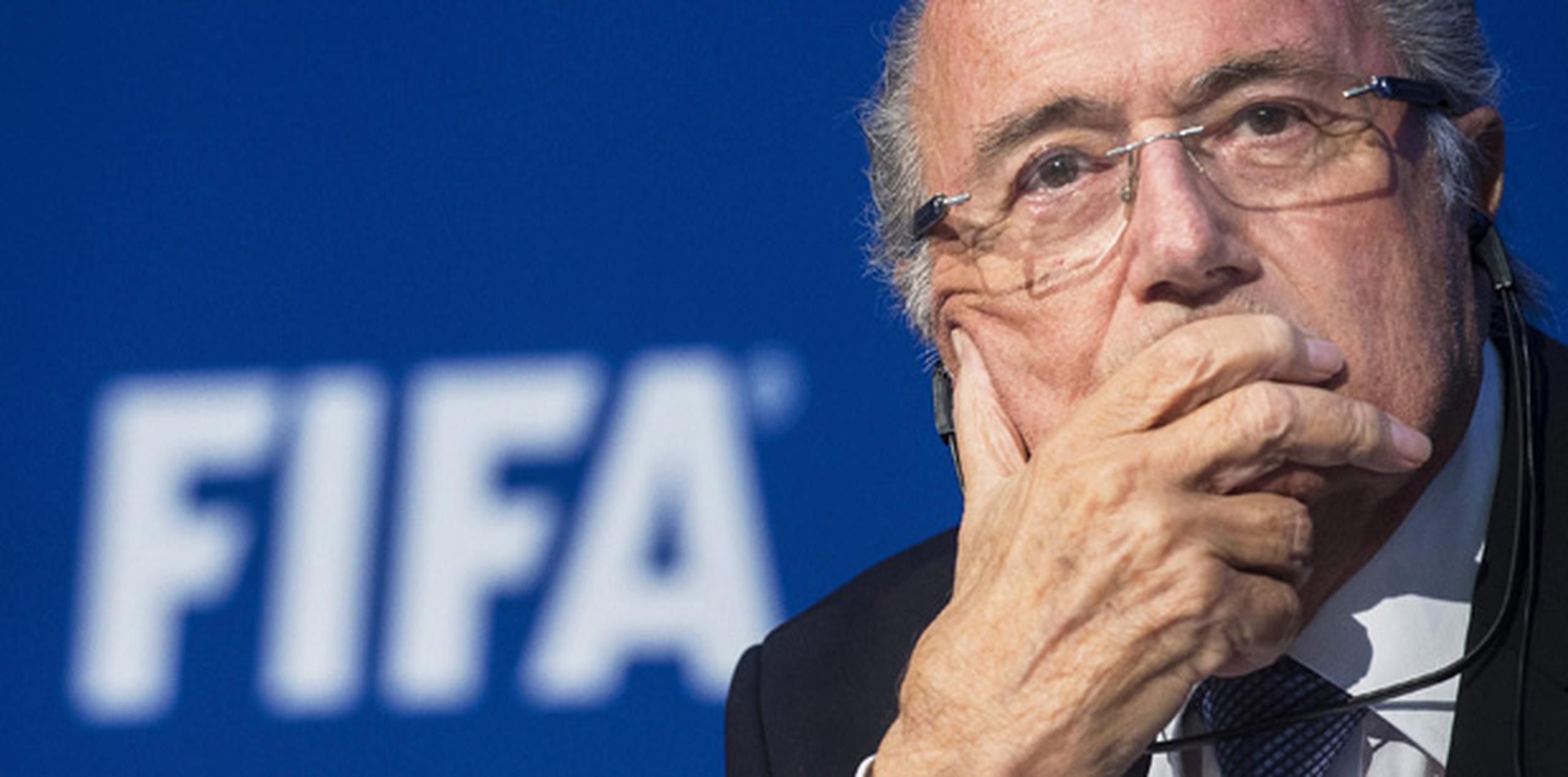 Una declaración del abogado de Blatter, Richard Cullen, dijo que el presidente "informó al personal que está cooperando con las autoridades, reiteró que no ha hecho nada ilegal ni inadecuado, y declaró que seguirá como presidente de la FIFA". (AFP)
