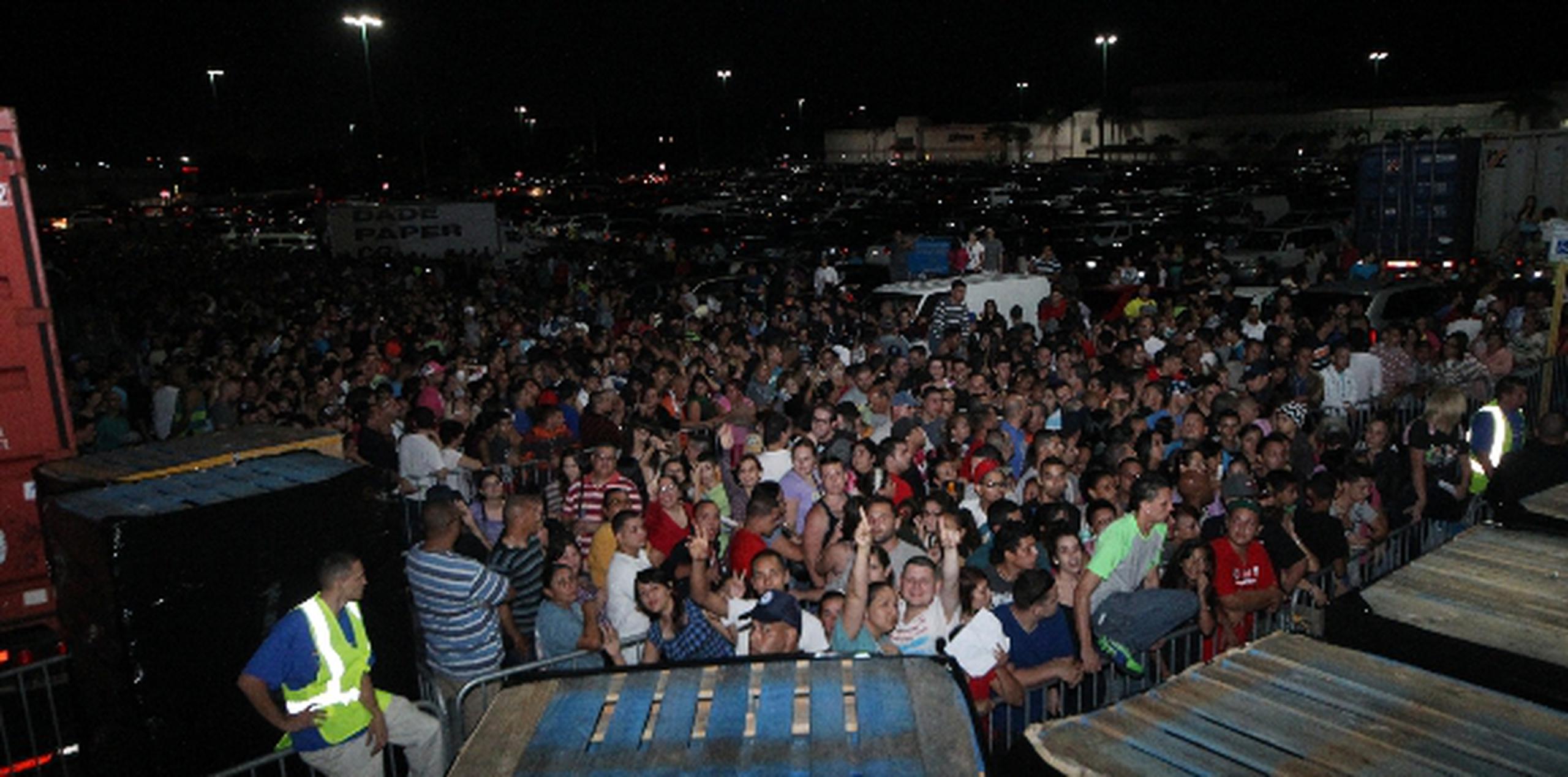 Las personas literalmente “forraban” el estacionamiento del centro comercial de Hatillo. (Para Primera Hora / Nelson Reyes Faria)