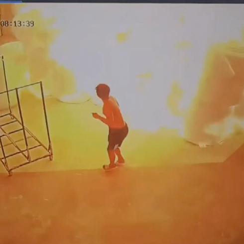 Wow! Video capta cómo joven incendia almacén en China 