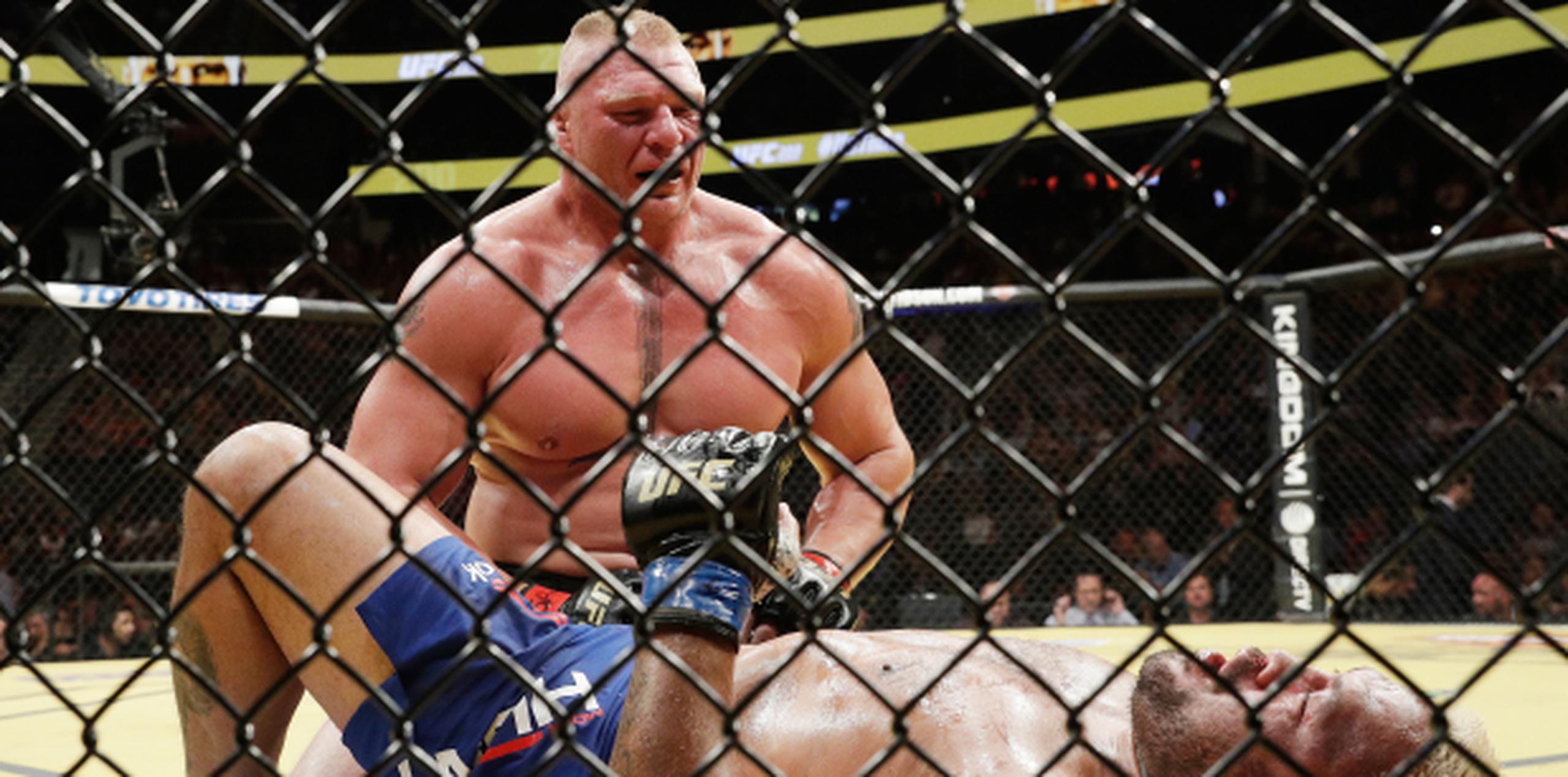 Brock Lesnar  se impuso a Mark Hunt por decisión unánime en el combate de la cartelera UFC 200. (AP / John Locher)
