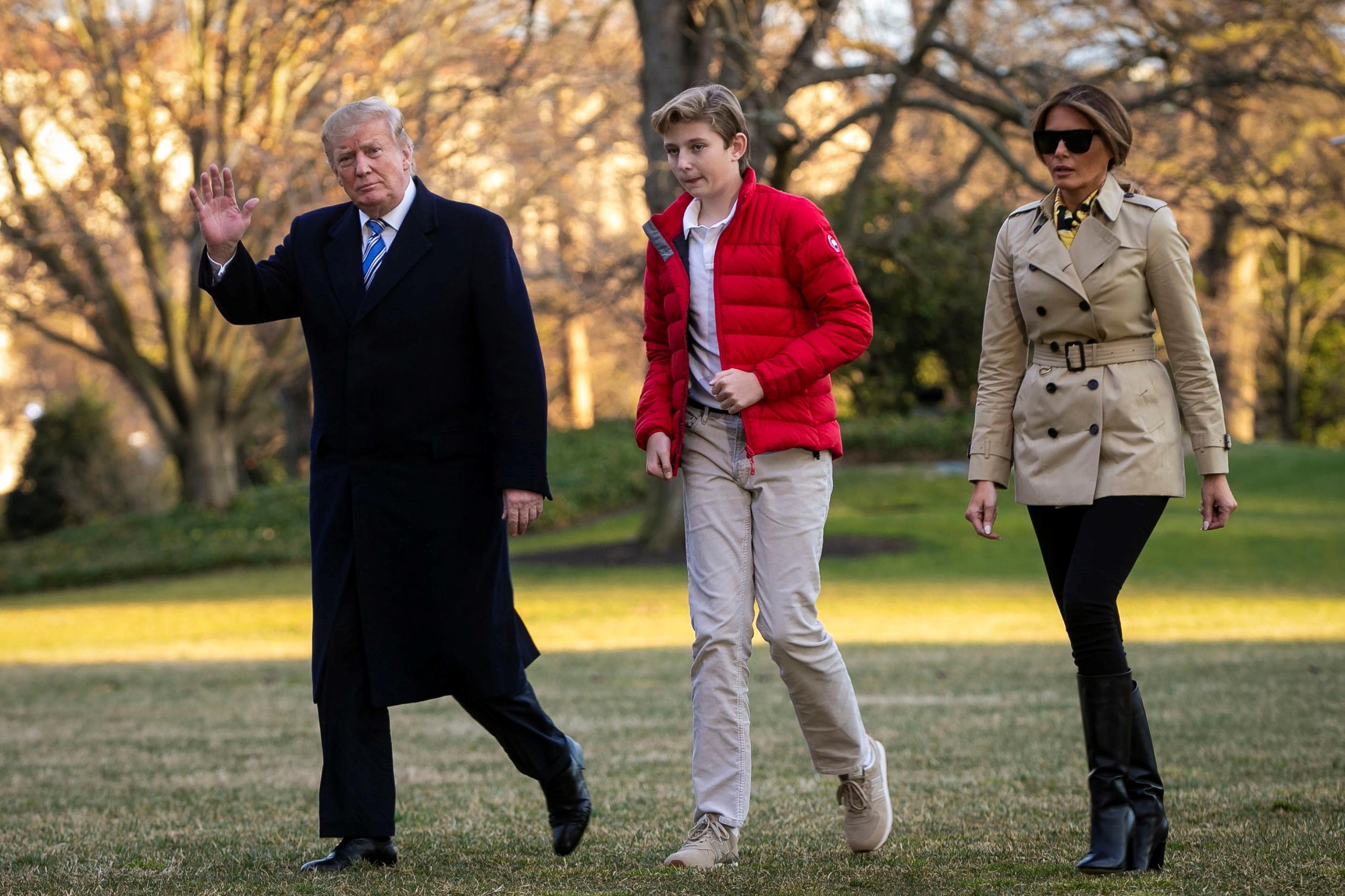 En la imagen, el expresidente de Estados Unidos Donald J. Trump, la ex primer dama Melania Trump y su hijo menor Barron Trump.