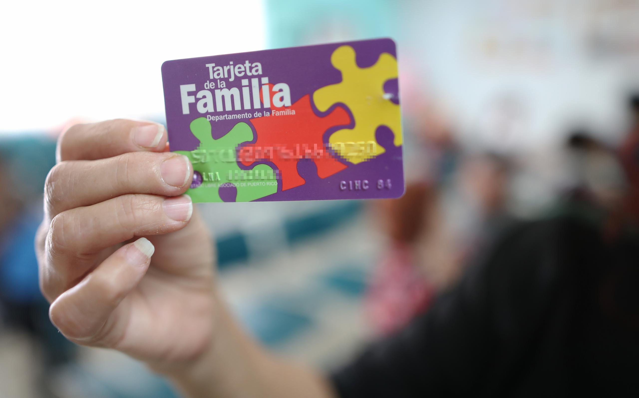 Con la Tarjeta de la Familia pueden comprar alimentos no procesados en los cerca de 3,000 establecimientos que acepten dicha tarjeta.