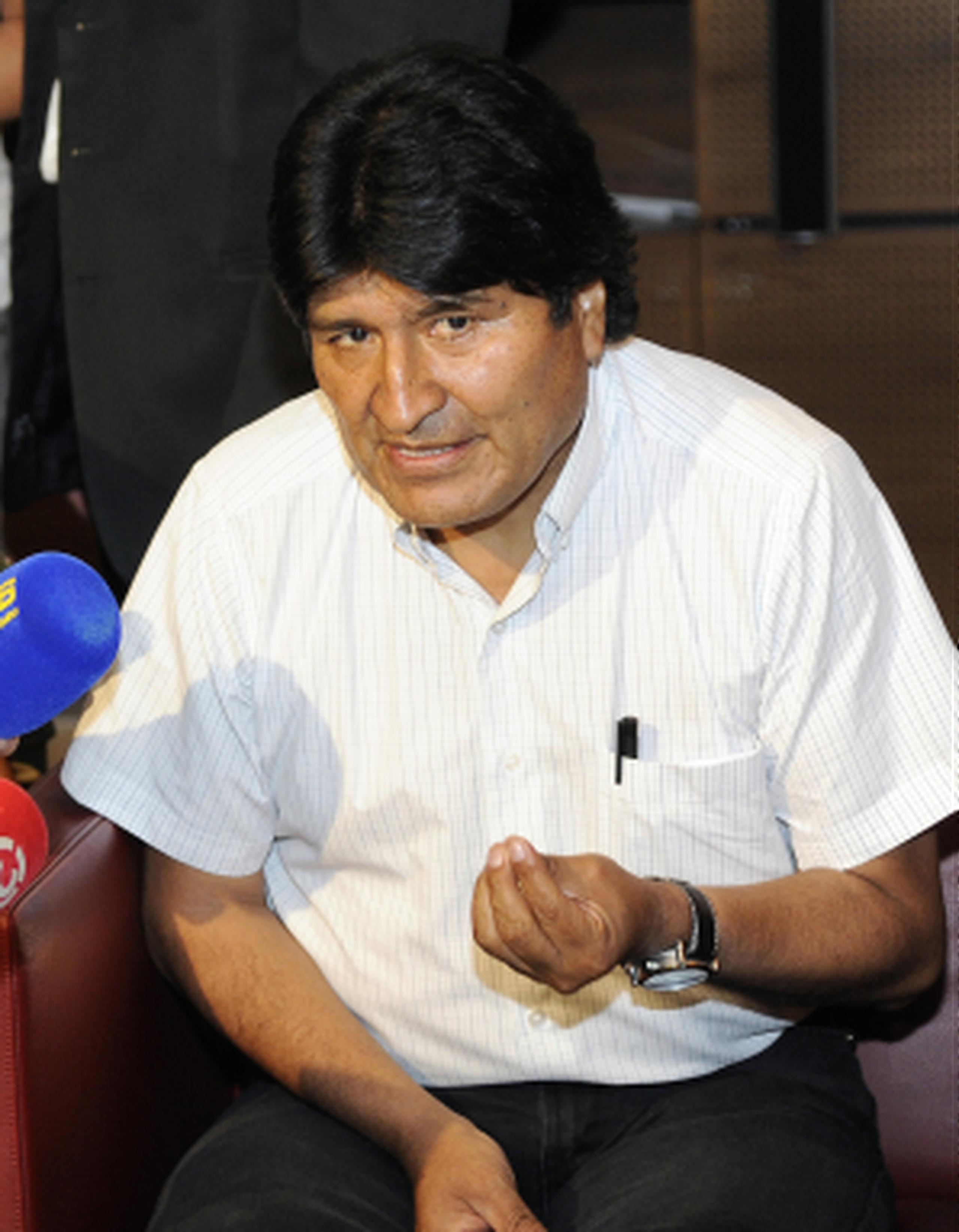 El mandatario boliviano regresaba de Moscú tras participar en una reunión de países productores de gas. (AP/Hans Punz)