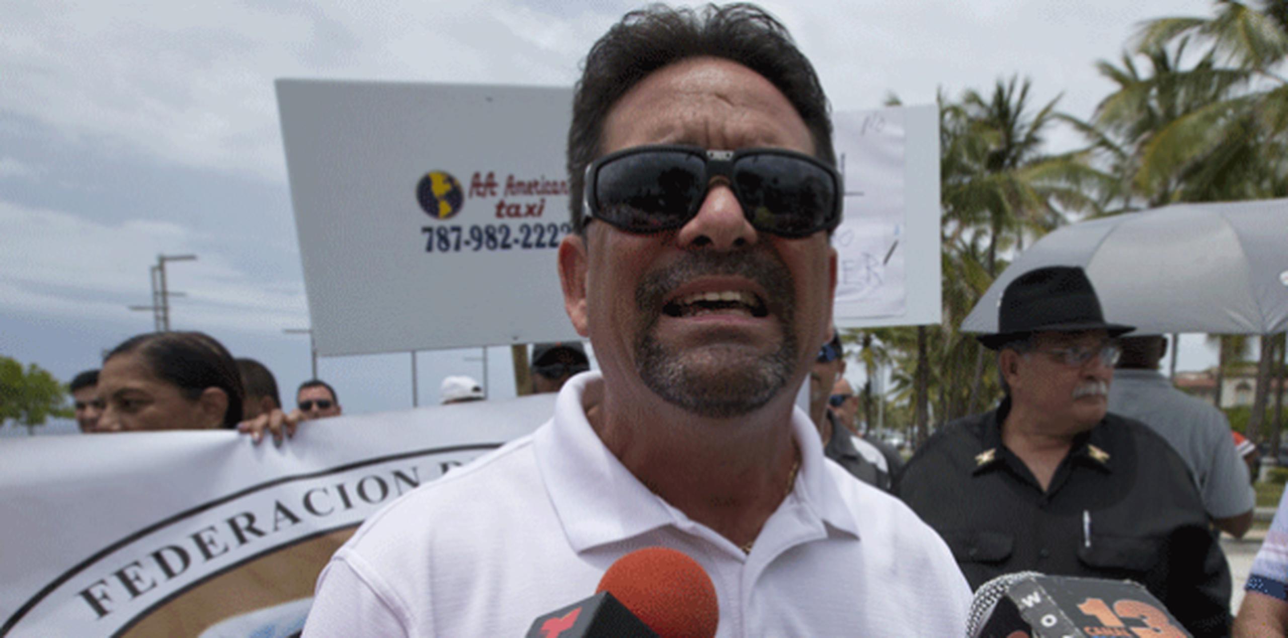 El presidente de la Federación de Taxistas, Juan De León, dijo que se están ganando a la semana de $60 a $70. (Archivo)